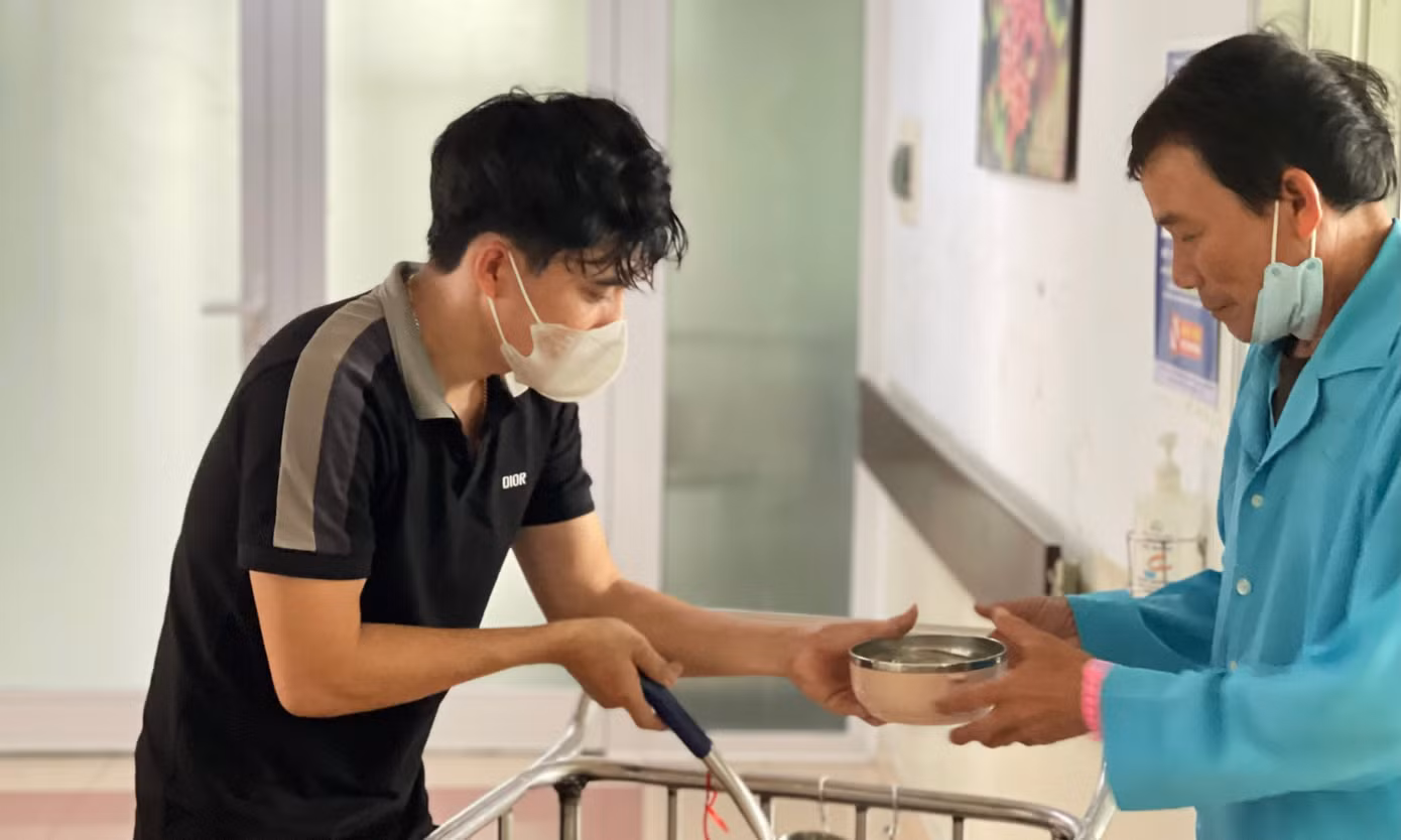 Những suất ăn do Toàn trực tiếp đứng bếp, phát đến tay bệnh nhân, người nhà bệnh nhân đều nhận được sự trân trọng của mọi người.
