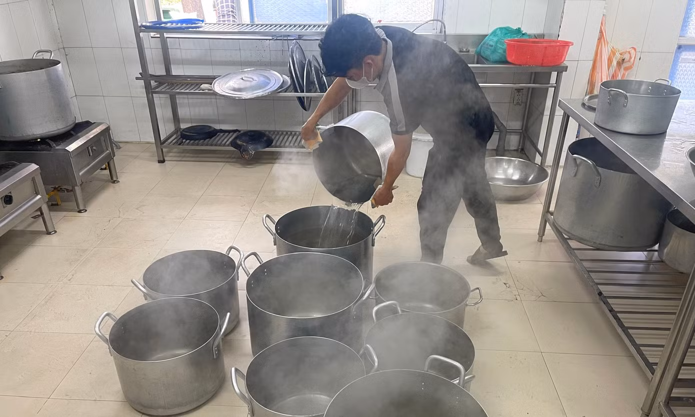 Những bữa ăn Toàn nấu được chuẩn bị kỹ càng từ nguyên liệu đến quy trình nấu. Nguyên liệu phải tươi, có giấy phép đảm bảo an toàn vệ sinh, nguồn gốc rõ ràng. Khi nấu luôn chú tâm, nhiệt huyết để có những suất ăn ngon miệng đến với bệnh nhân.