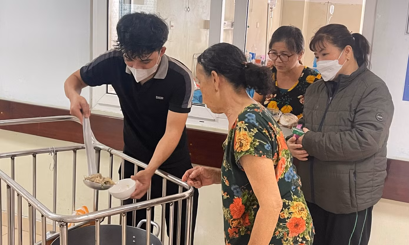 Câu rao “Nhà mình ai phở gà, bún gà, cơm,.. không ạ?” của Toàn mỗi khi trực tiếp kéo xe đi phát đồ ăn trên những dãy hành lang tại Bệnh viện Ung bướu Đà Nẵng đã trở nên thân thuộc với mọi người ở đây.