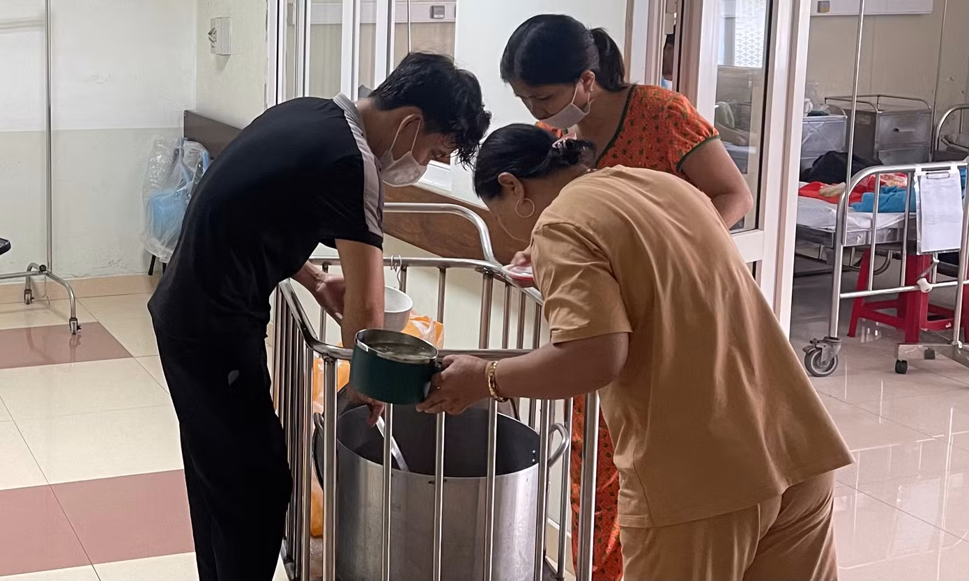 Những phần ăn được mọi người trân trọng ăn hết, có người chưa no sẽ xin thêm và Toàn luôn niềm nở trao phần ăn thêm cho mọi người.