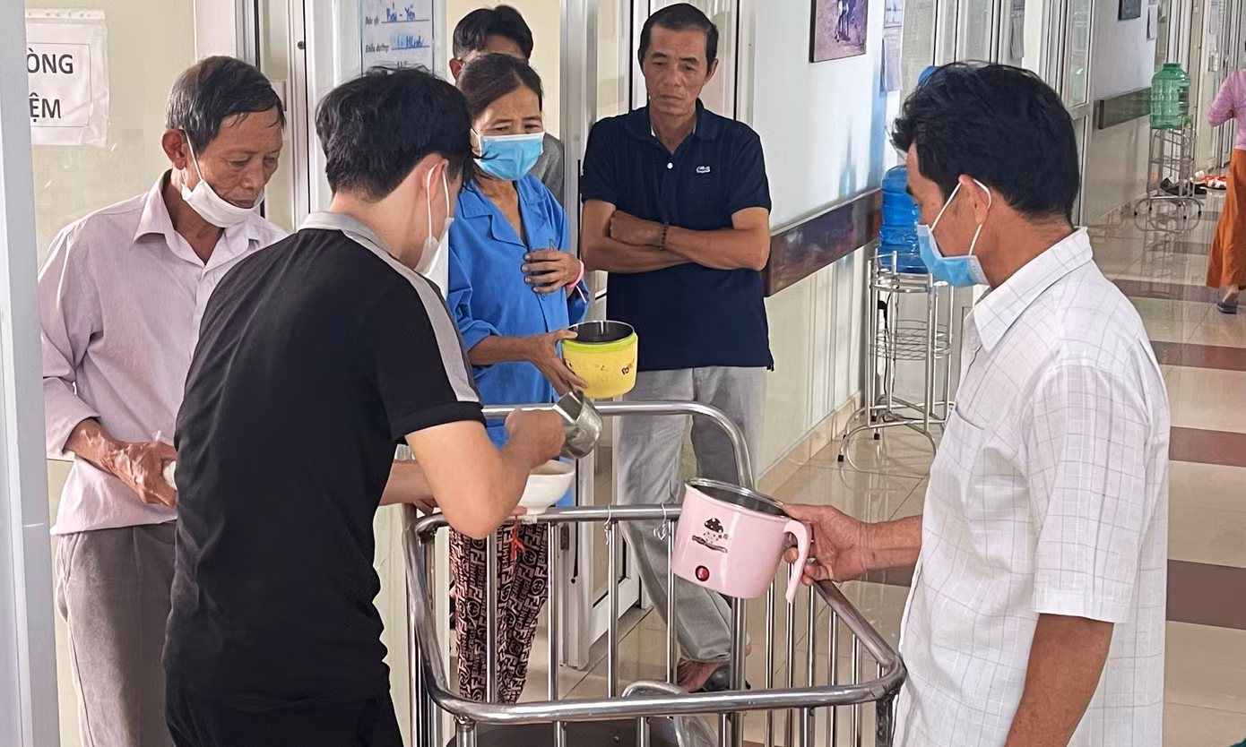 “Bệnh nhân ung thư đa số điều trị dài ngày, nhiều đợt, vì thế kinh tế, tiền bạc của họ sa sút rất nhanh. Nên những bữa ăn miễn phí, từ thiện cực kỳ thiết thực với họ. Hiện tại, bữa ăn miễn phí bệnh viện tổ chức cả 3 bữa ăn hàng ngày cho bệnh nhân, kể cả các dịp lễ trong năm cũng không nghỉ” - Thạc sĩ, bác sĩ Trần Thị Thanh - Phó khoa Dinh dưỡng – Tiết chế, Bệnh viện Ung bướu Đà Nẵng cho biết.