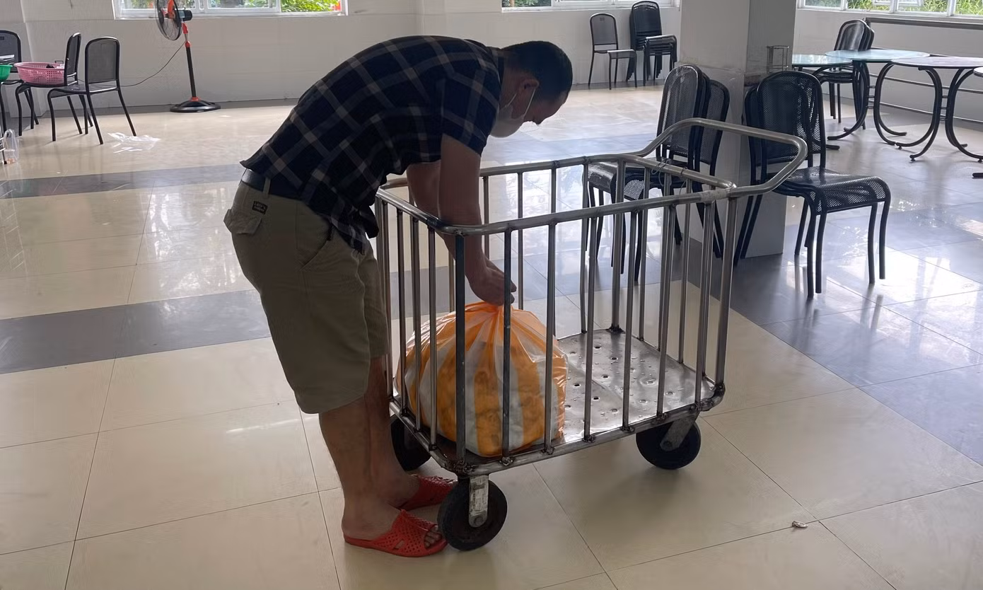 Có người nhà đang điều trị tại Bệnh viện Ung bướu Đà Nẵng, anh Nguyễn Thành Nam (32 tuổi, quê Gia Lai) cảm kích trước những bữa ăn. “Từ Gia Lai xuống đây rất xa, đi lại tốn kém, chi phí điều trị cũng tốn nhiều. Được hỗ trợ bữa ăn đảm bảo tôi rất cảm ơn bệnh viện, các nhà hảo tâm cũng như người nấu đã giúp những hoàn cảnh khó khăn như chúng tôi có thêm động lực vượt qua các kỳ điều trị”, anh Nam nói.