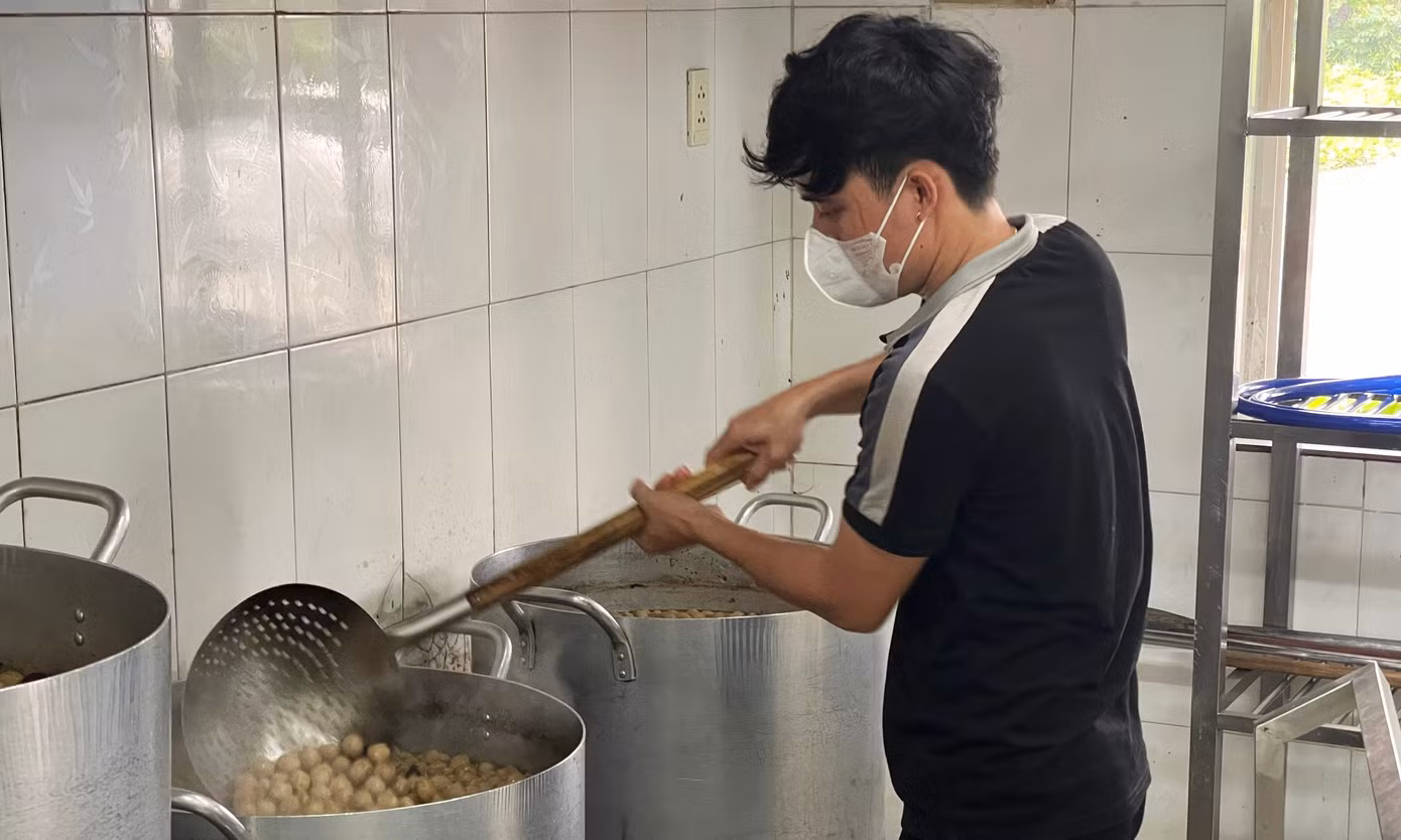 Luôn có mặt từ sớm tại Bệnh viện Ung bướu Đà Nẵng, chàng trai trẻ Trần Văn Toàn là người trực tiếp chuẩn bị nguyên liệu nấu cũng như đứng bếp nấu những bữa ăn đảm bảo chất lượng, kịp giờ đem trao đến tay các bệnh nhân.