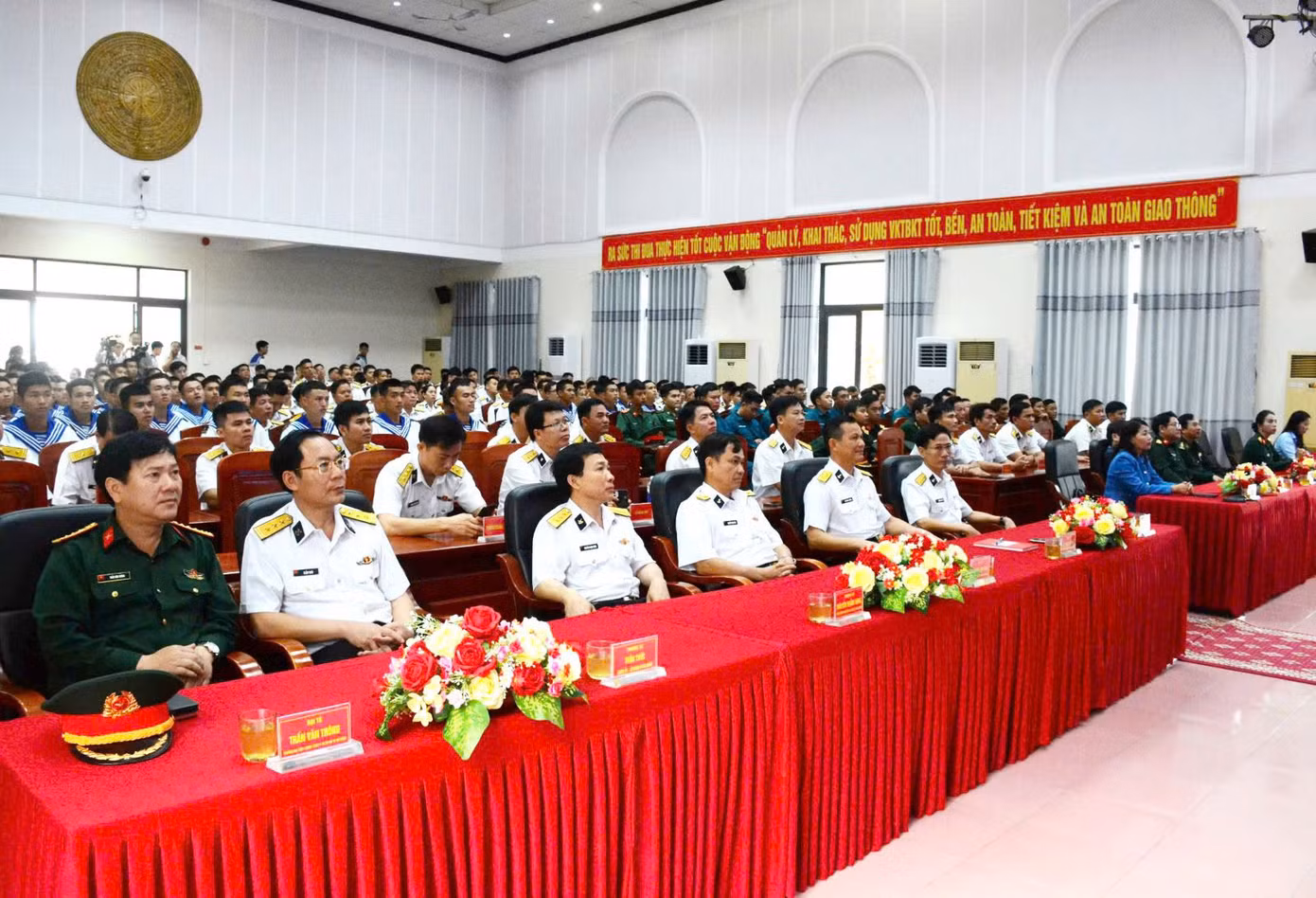 Đại tá Phạm Đình Thành, Phó Chính ủy Vùng 3 Hải quân phát biểu khai mạc. Ảnh: Hoàng Diệu