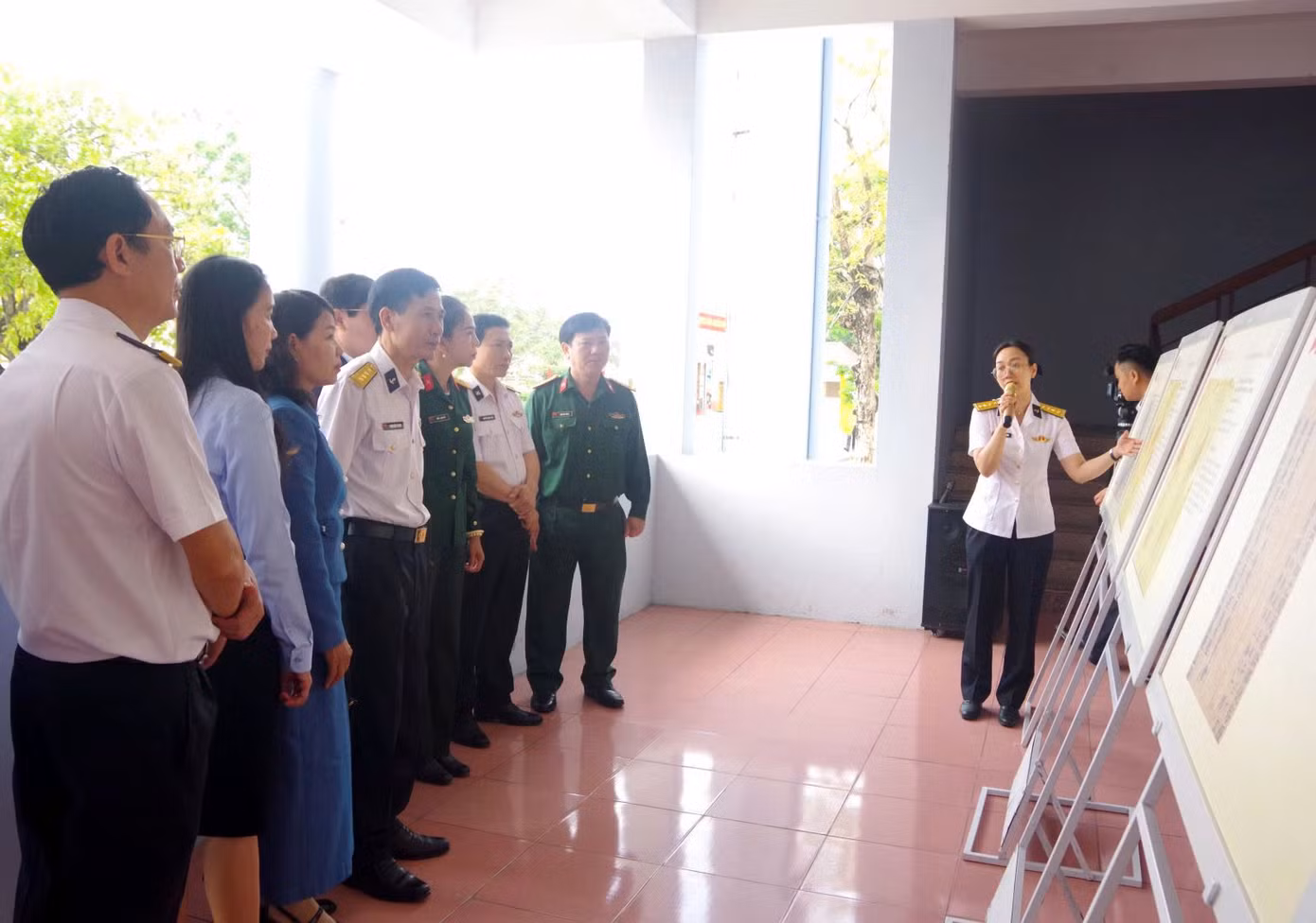 Các đại biểu tham quan tư liệu pháp lý khẳng định chủ quyền của Việt Nam đối với quần đảo Hoàng Sa. Ảnh: Hoàng Diệu