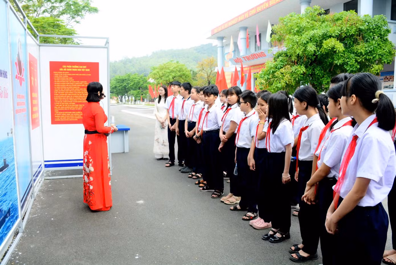 Giáo viên, học sinh Trường THCS Nguyễn Chí Thanh, quận Sơn Trà, TP. Đà Nẵng nghe giới thiệu về truyền thống 70 năm Hải quân nhân dân Việt Nam. Ảnh: Hoàng Diệu