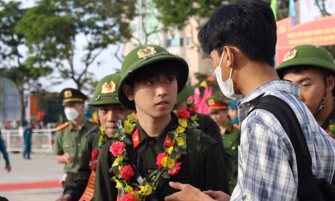 Tân binh Nguyễn Phước Huy (quận Liên Chiểu) nhận lời dặn dò của anh trai mình trước khi lên đường. “Em cảm thấy được phục vụ Tổ quốc là niềm vinh dự lớn cho bản thân em. Em sẽ không ngừng học hỏi và nâng cao kiến thức của bản thân, tiếp nối truyền thống gia đình”, Huy bày tỏ