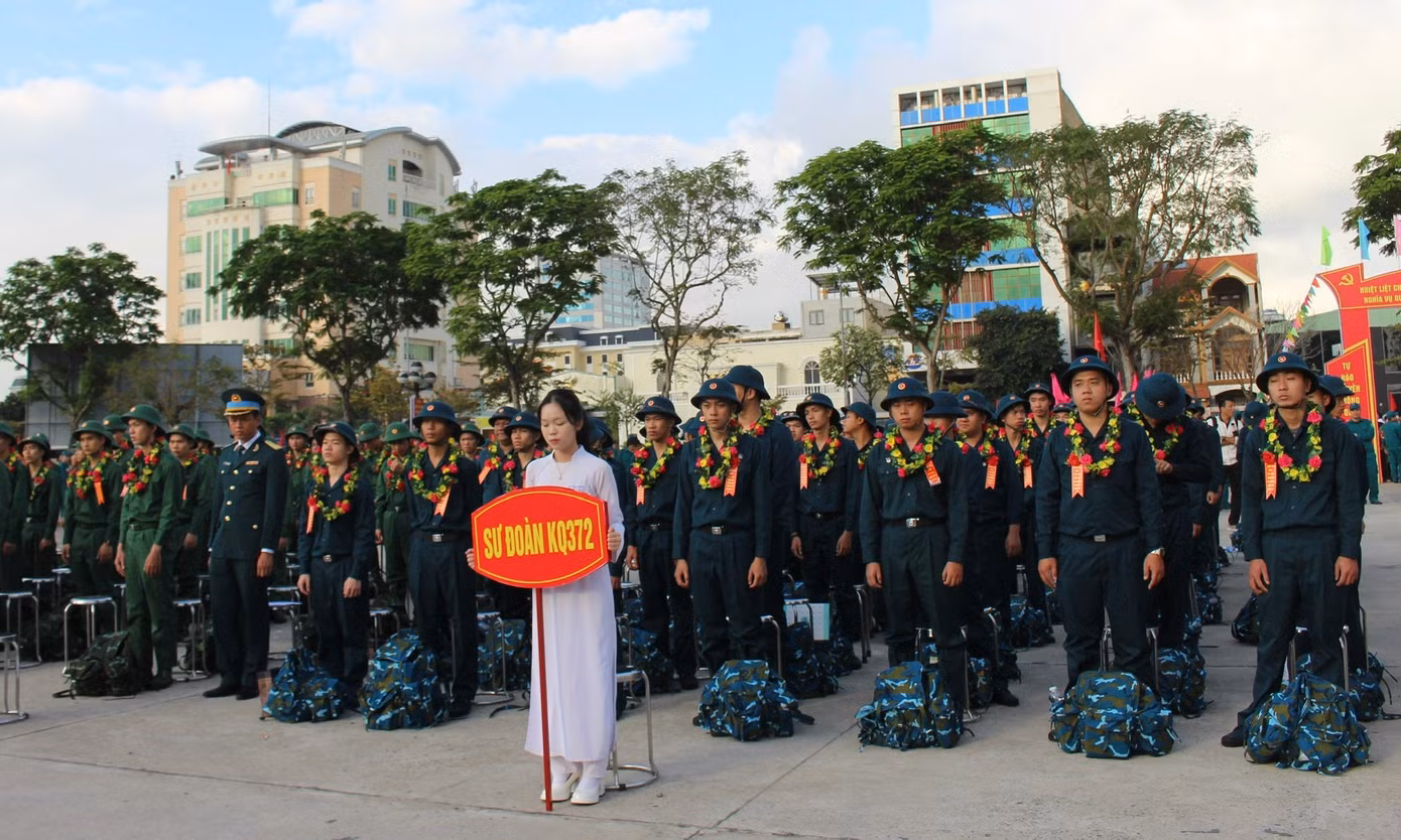 Trong đó, có 1.058 công dân đủ tiêu chuẩn lên đường thực hiện nghĩa vụ quân sự và 298 thanh niên phục vụ có thời hạn trong lực lượng Công an nhân dân.