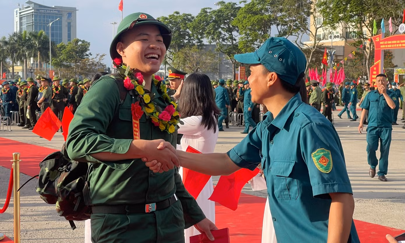 Các tân binh hào hứng bước qua “Cầu vinh quang” và chia tay bạn bè lên đường nhập ngũ phục vụ Tổ quốc.