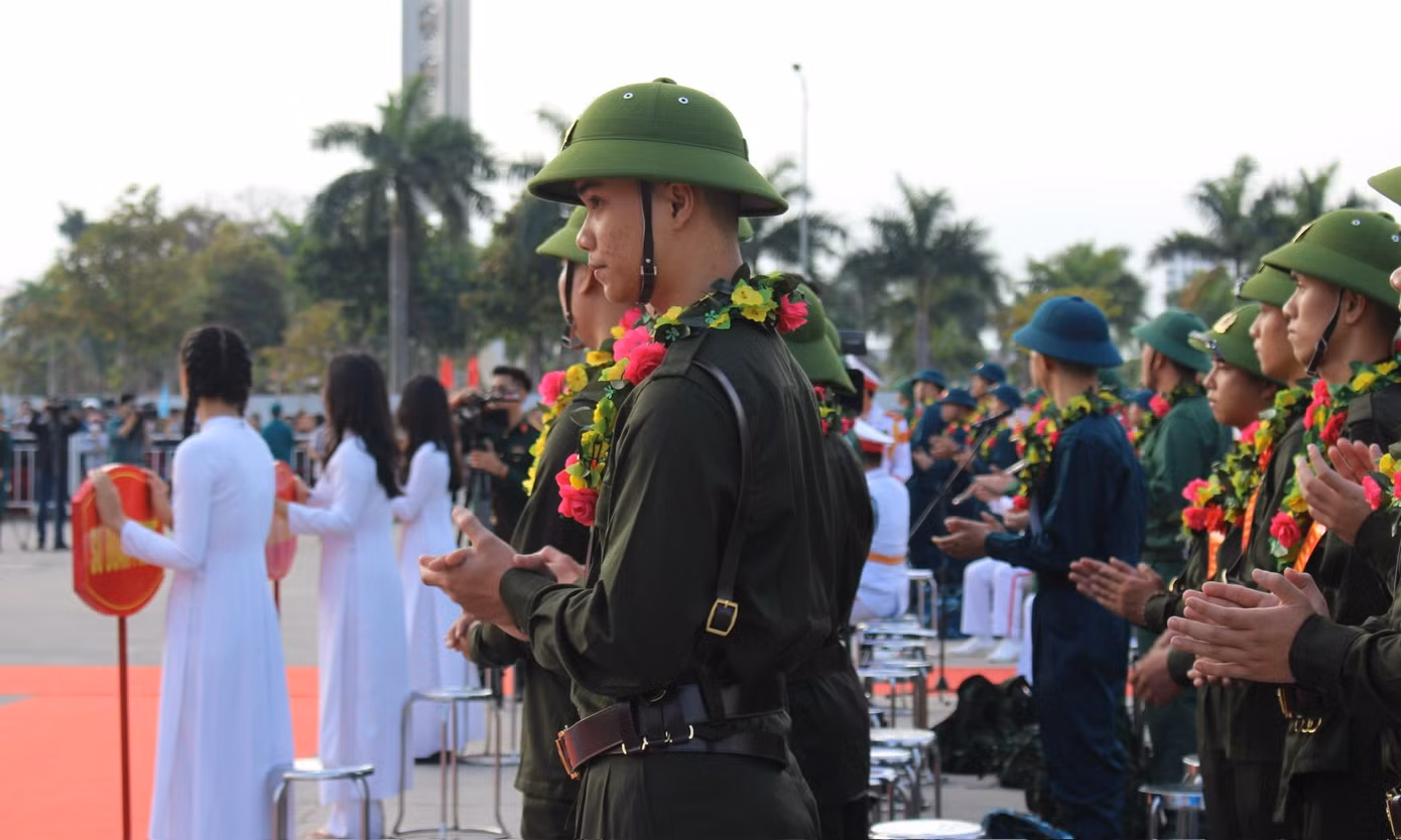 Theo Bộ Chỉ huy Quân sự thành phố, năm nay, các thanh niên chủ yếu tuổi đời 18-27 tuổi. Trong đó, sức khỏe loại 1 có 168 công dân (chiếm 12,39%), sức khỏe loại 2 có 597 công dân (chiếm 44,03%); 327 công dân trình độ trung cấp, cao đẳng, đại học (chiếm 24,1%); 2 đảng viên và 15 công dân là con của cán bộ các cấp, cán bộ LLVT.