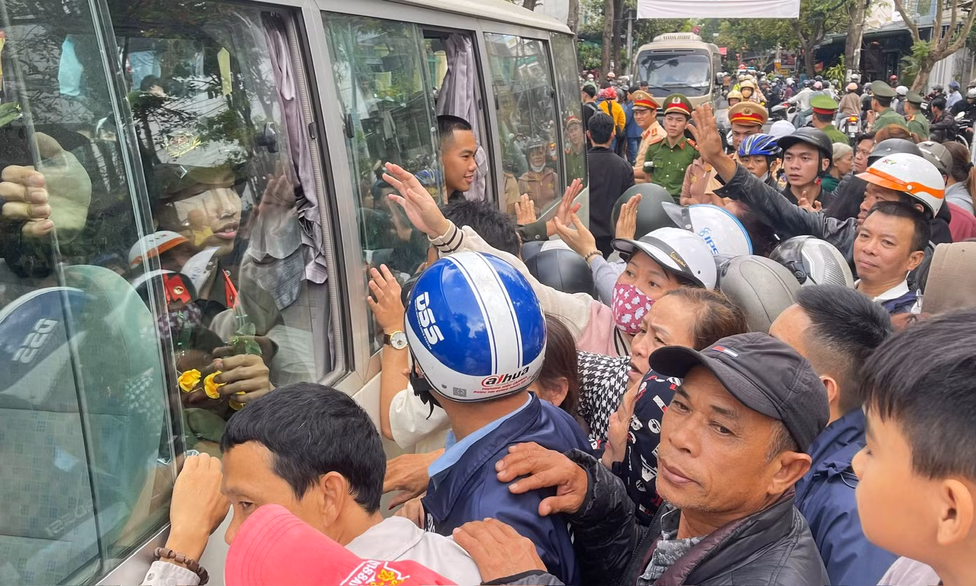 Những khoảnh khắc bùi ngùi, giọt nước mắt hãnh diện của người thân, bạn bè tạo động lực lớn cho các tân binh càng vững chãi, yên tâm tham gia phục vụ Tổ quốc.