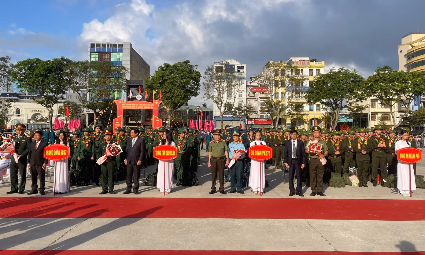 Các cấp lãnh đạo tặng hoa, quà động viên cho các tân binh lên đường nhập ngũ