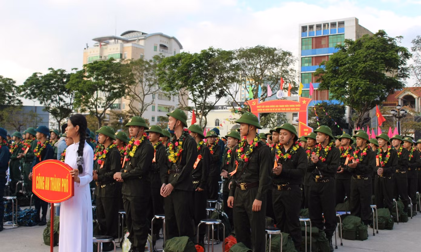 Trong đó, có 1.058 công dân đủ tiêu chuẩn lên đường thực hiện nghĩa vụ quân sự và 298 thanh niên phục vụ có thời hạn trong lực lượng Công an nhân dân.