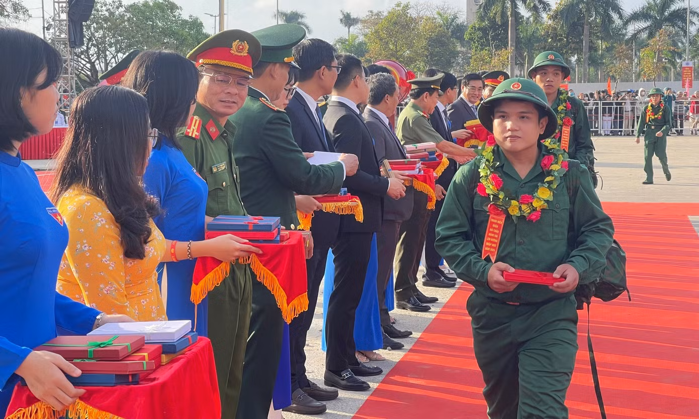 Các cấp lãnh đạo tặng hoa, quà động viên cho các tân binh lên đường nhập ngũ