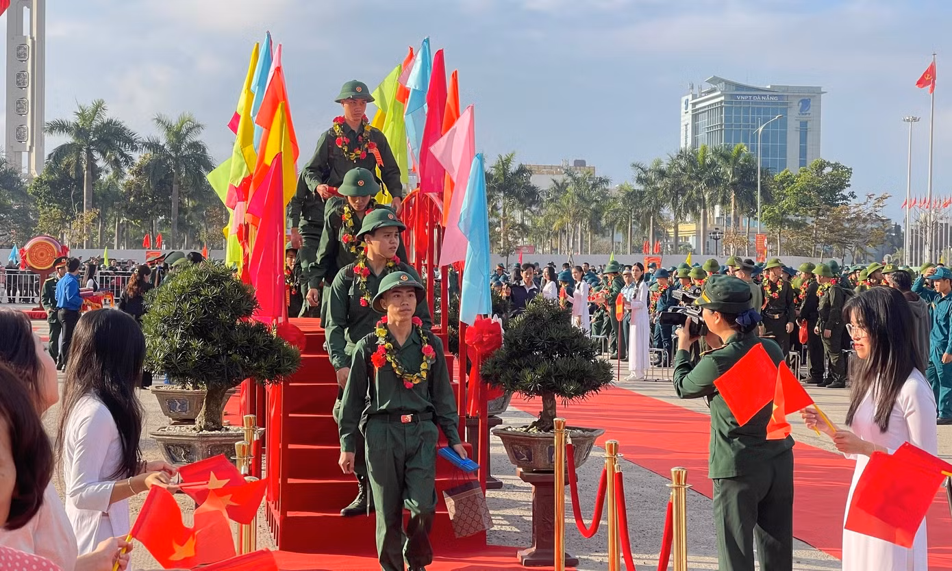 Các tân binh hào hứng bước qua “Cầu vinh quang” và chia tay bạn bè lên đường nhập ngũ phục vụ Tổ quốc.