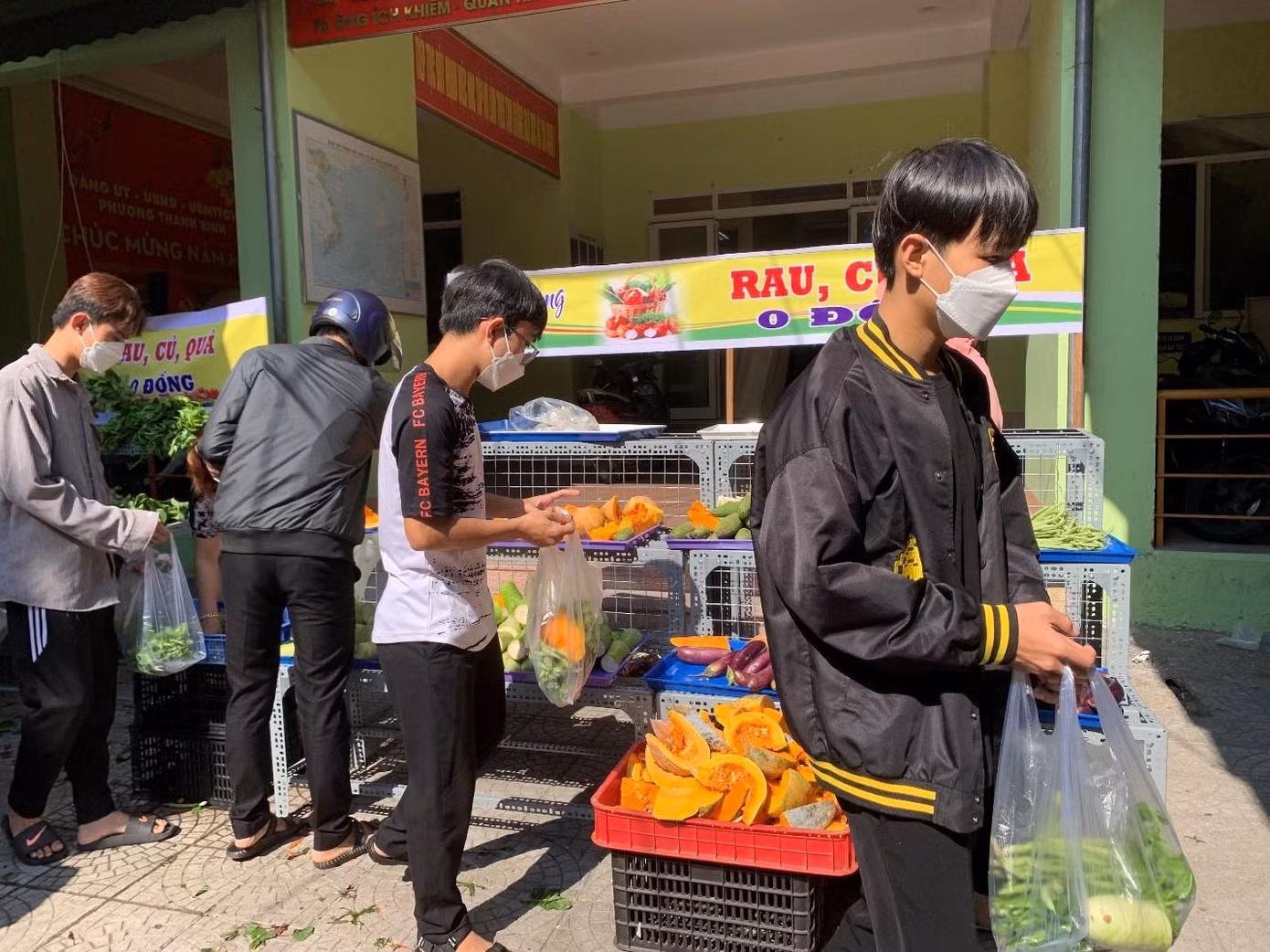 Bạn Nguyễn Văn Quang - sinh viên trường Đại học Sư phạm Kỹ thuật (ĐH Đà Nẵng), cho biết, phiên chợ đã giúp đỡ Quang giảm bớt được nhiều chi phí cho việc mua thực phẩm hàng ngày. Thay vì mỗi ngày bạn phải bỏ ra hơn 50.000 đồng để mua đồ ăn thì nay lại tiết kiệm được hơn 2 ngày ăn với suất thực phẩm được nhận - ảnh Kim Ngân