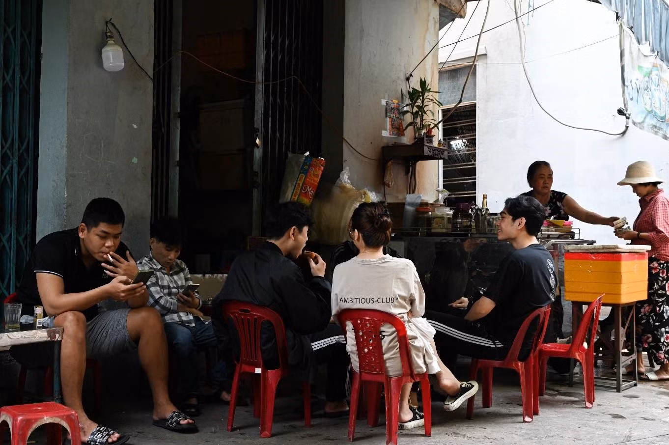 Chỉ vài chiếc bàn, ghế cóc nhưng quán vẫn có nhiều bạn trẻ đến để hàn huyên. Cà phê ở đây không chỉ thơm ngon mà mỗi ly chỉ 10 nghìn đồng, vừa túi tiền các bạn học sinh, sinh viên - ảnh Huỳnh Như