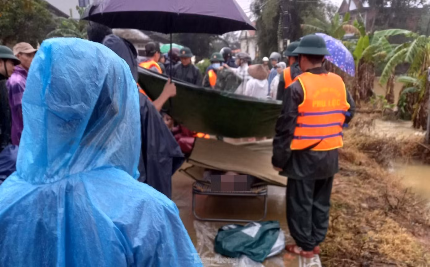 Nạn nhân bị lũ cuốn trôi tại thị trấn Phú Lộc đã được tìm thấy. Ảnh CTV