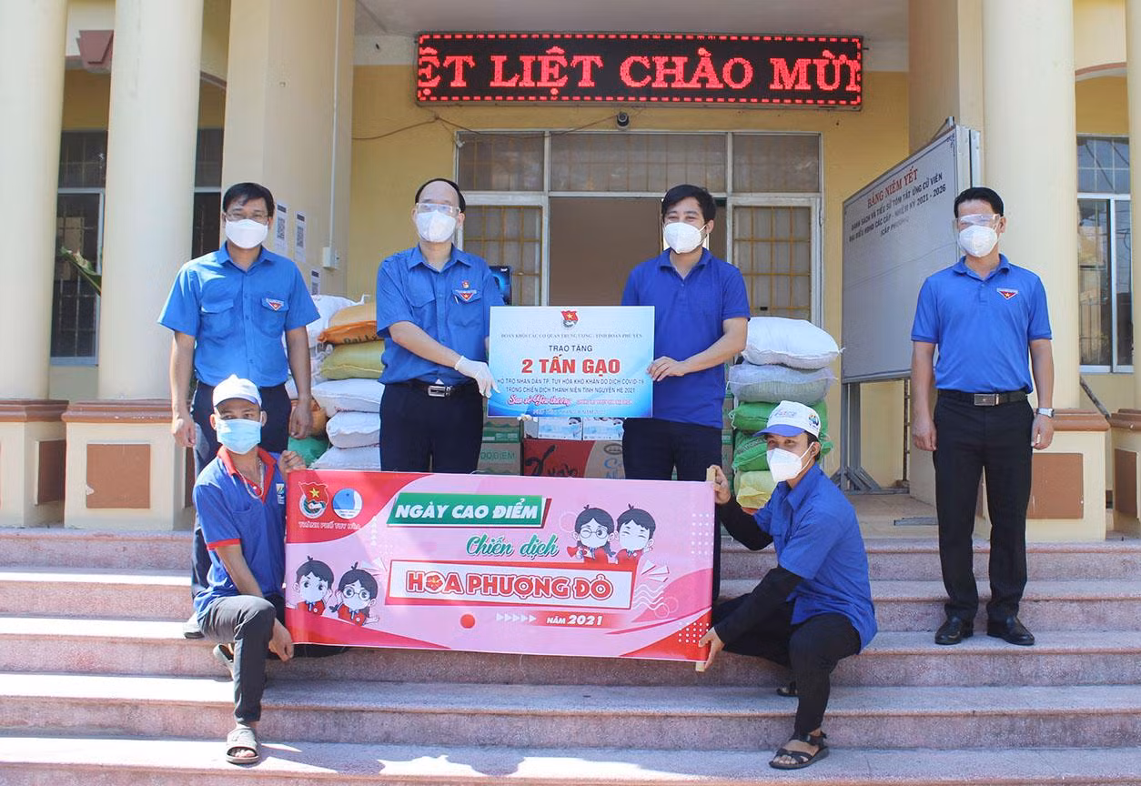 Tuổi trẻ Thành Đoàn Tuy Hòa hưởng ứng chiến dịch “Hoa phượng đỏ” năm 2021 - Ảnh: Huyền Oanh