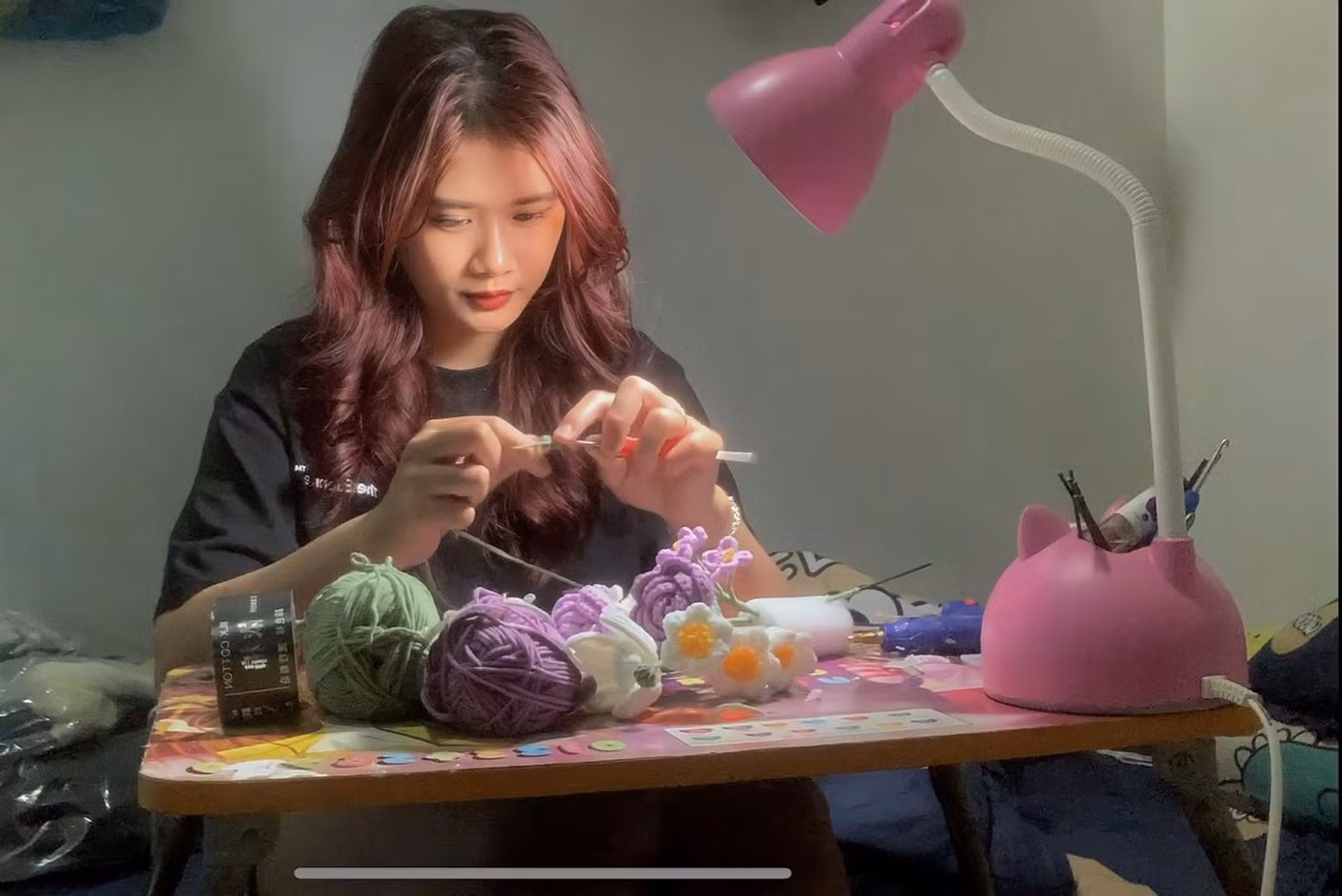 Trúc Linh kể, một lần tình cờ lướt TikTok, thấy người ta “làm xiếc” với những cuộn len, cô bỗng mê mẩn, và quyết định mua kim mua len về tập tành đan thử. Bởi hồi học cấp 3 Linh cũng đã từng đan thành công chiếc khăn quàng cổ.