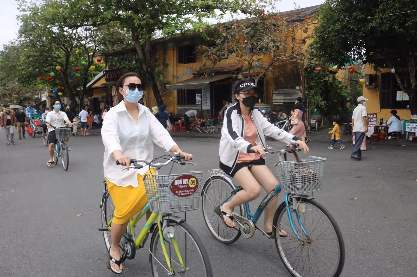 Trong khi đó, những ngày này người dân Hội An làm nghề dịch vụ du lịch phấn khởi mưu sinh trở lại. "Đêm phố cổ" Hội An đầu tiên của năm mới Nhâm Dần 2022 cũng là đầu tiên sau nhiều tháng "đóng băng" vì dịch vừa được tổ chức, trùng với Rằm tháng Giêng và ngày lễ Tình nhân Valentine khiến lượng khách đổ về ngày một nhiều.