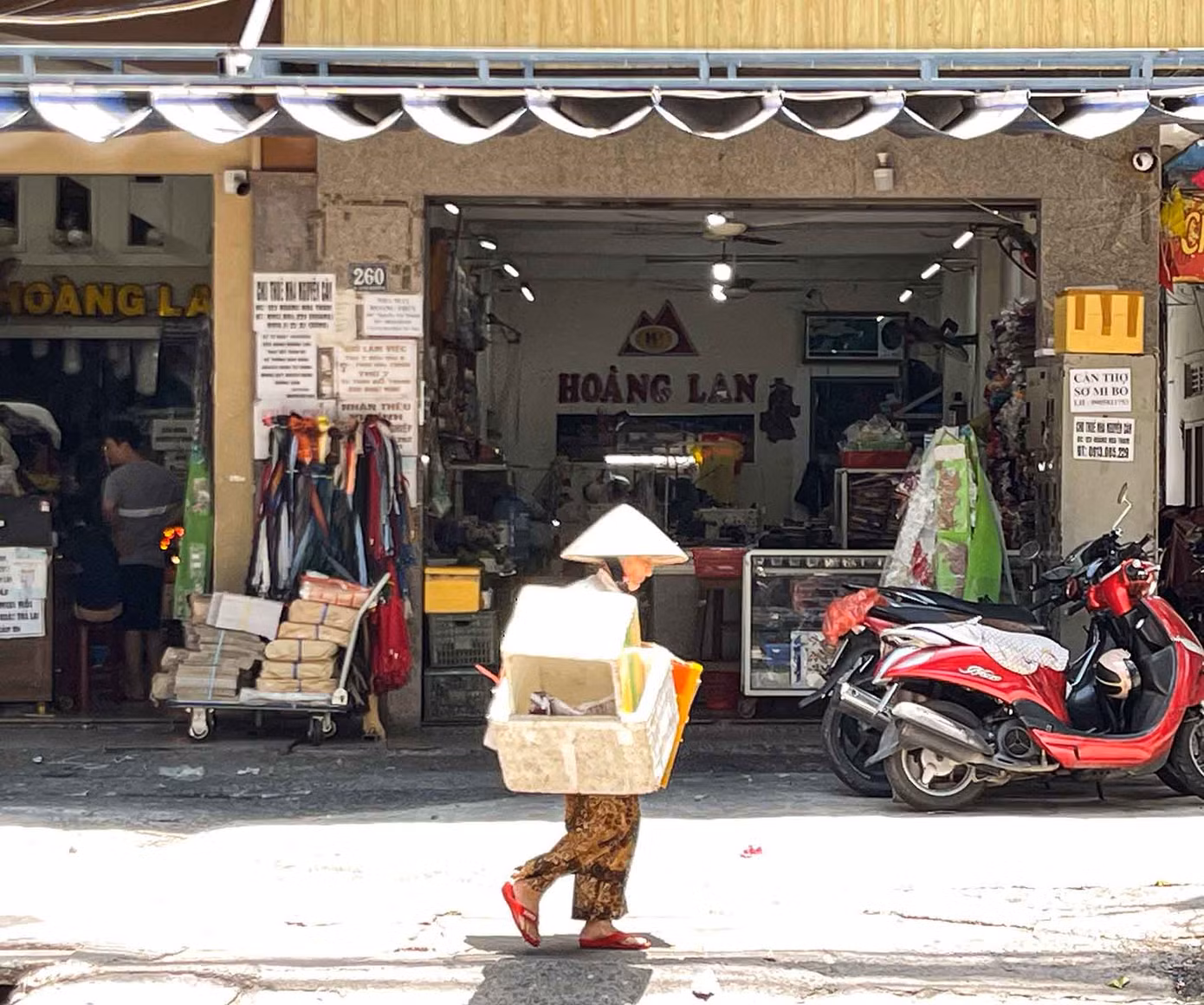 Những bước chân không mỏi của bà cụ nhặt ve chai giữa trưa hè nắng gắt. Với người lao động, giấc ngủ trưa là một điều xa xỉ. Điều họ mong muốn nhất là làm sao hôm đó có thể kiếm được tiền để trang trải cuộc sống. (Ảnh: Thanh An)