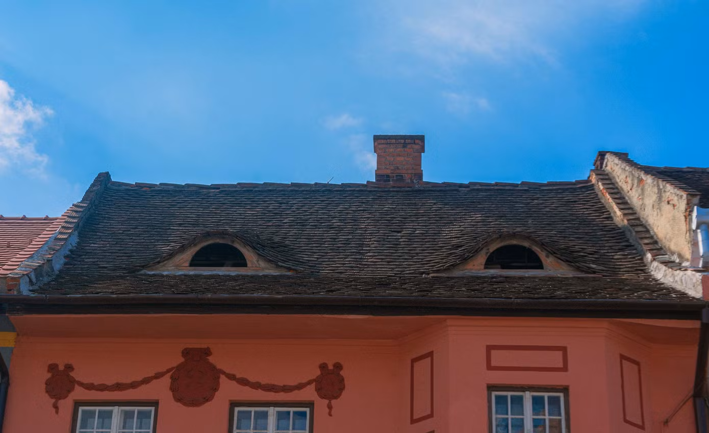 Đôi mắt Sibiu vượt xa những đặc điểm kiến trúc đơn thuần. Ảnh: Kinh Quốc.