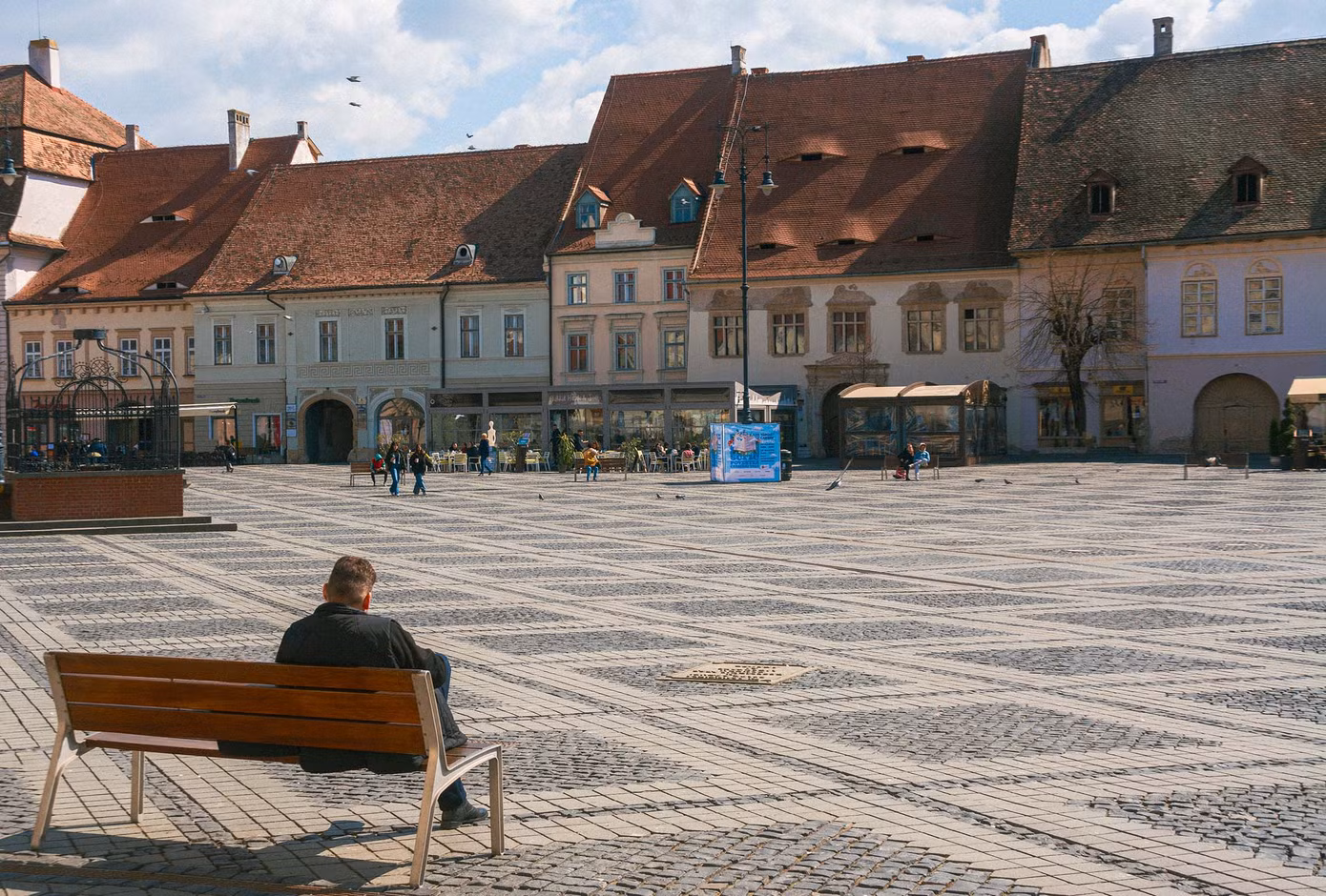 Chuyến viếng thăm Sibiu không chỉ là hành trình xuyên qua một thành phố quyến rũ của vùng Transylvania tại đất nước Romania, mà còn là cơ hội để kết nối với một nơi mà lịch sử thì thầm kể chuyện từ trên những mái nhà… Ảnh: Kinh Quốc.
