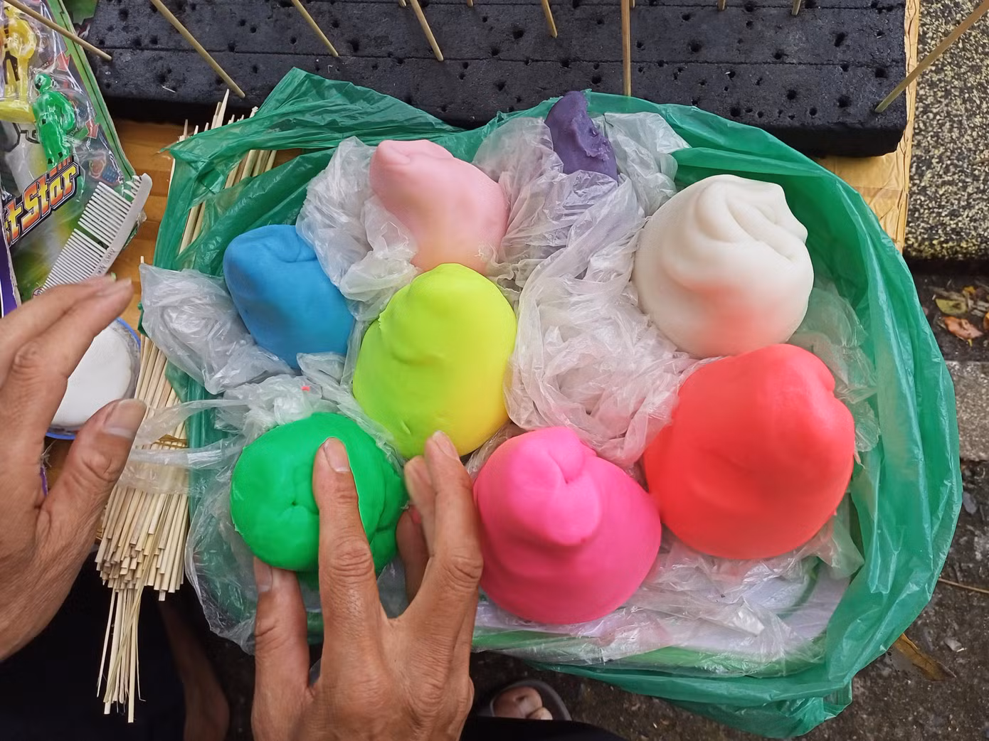 Nguyên liệu chính để làm nên những con tò he là bột nếp. Để cho ra một con tò he phải trải qua nhiều công đoạn. Bắt đầu từ việc ngâm bột trong nước rồi đem xay nhuyễn, cho bột vào luộc chín rồi vớt ra, trộn màu và nhào nặn