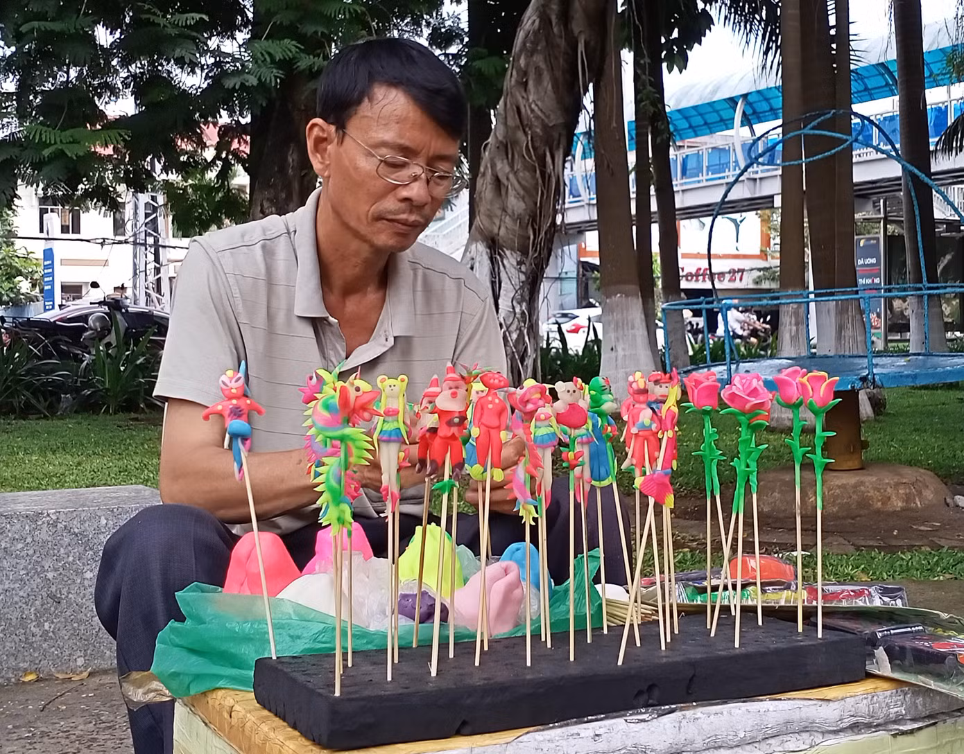 “Nghề này là nghề gia truyền, các cụ truyền lại cho tôi chứ tôi không học ở trường lớp nào cả”. Đó là lời bộc bạch của nghệ nhân nặn tò he Nguyễn Văn Kính (56 tuổi, ở phường Hòa Minh, quận Liên Chiểu, TP Đà Nẵng). Ảnh: Hàn Ny