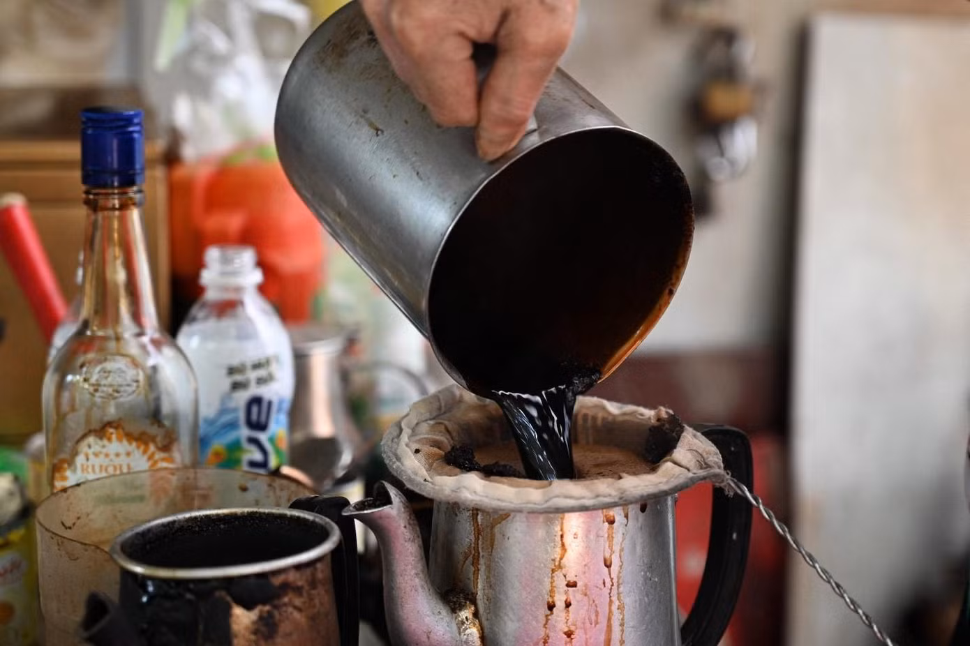 Ủ một vài phút rồi đánh chín cà phê, bỏ lại vào ấm nhôm sau đó chế vào ly cho khách, vậy là đã có một ly cà phê vợt đúng vị -ảnh Huỳnh Như
