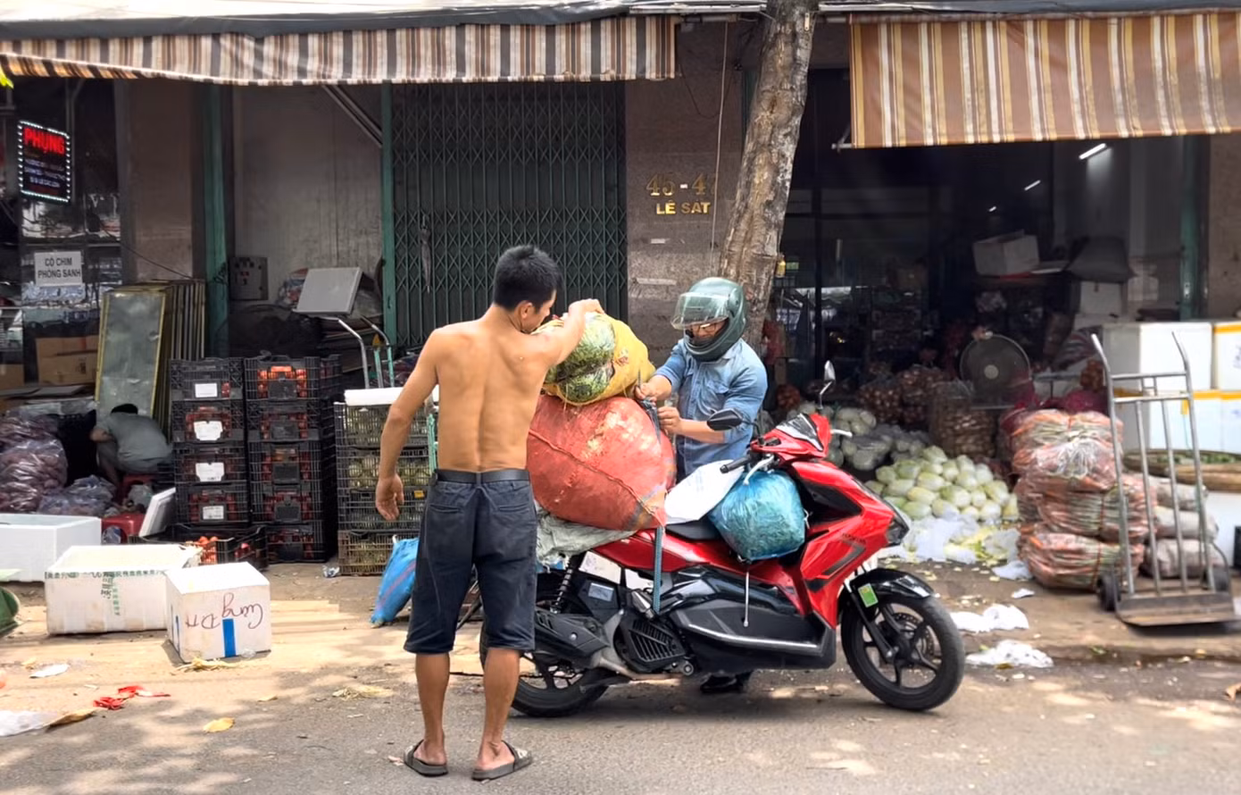 Mặc cho cái nắng thiêu đốt, trên khắp các đường phố, người lao động vẫn miệt mài làm việc vì cuộc sống mưu sinh. (Ảnh: Thanh An)