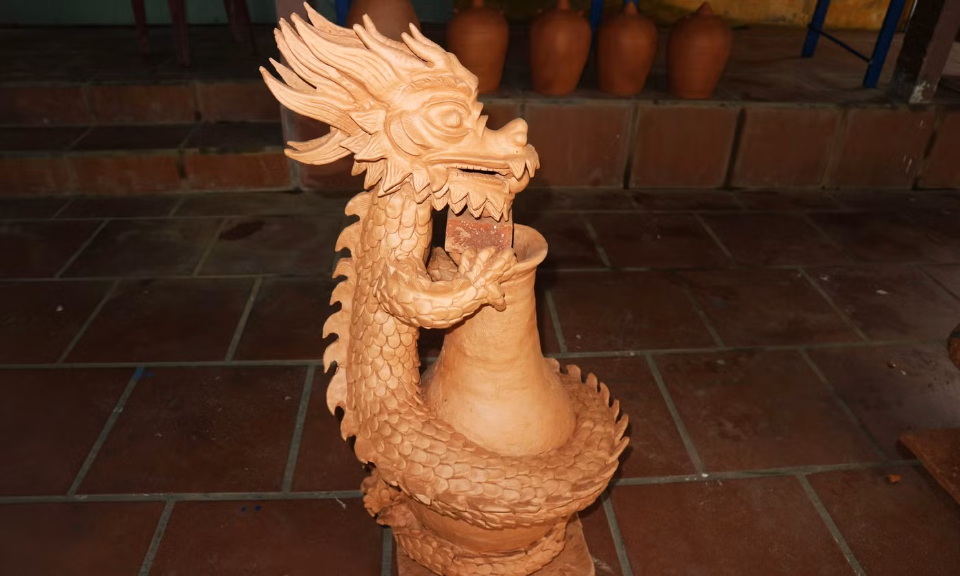 Khác với những tác phẩm năm nay, linh vật rồng của ông Long với vảy rồng được nặn riêng và gắn lên chứ không chạm khắc trực tiếp, bốn chân rồng phải trụ được trên bình gốm để giữ thân mình.