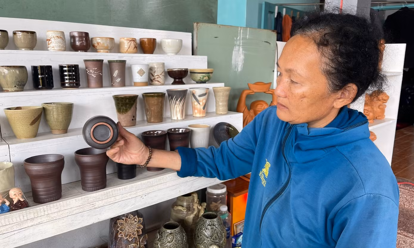 Làng gốm Thanh Hà hiện có trên 30 cơ sở sản xuất gốm thủ công với 3 dòng gốm: sản phẩm lưu niệm, sản phẩm thủ công mỹ nghệ và sản phẩm truyền thống, giữ đặc điểm chung là gốm thô mộc có màu đất nung tự nhiên.