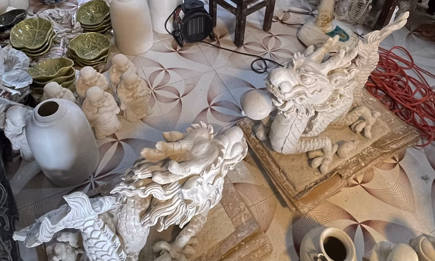 Tác phẩm linh vật rồng của anh Lâm vừa qua công đoạn phơi gió để ép nước trước khi đem nung. Dự kiến sẽ hoàn thành trong tuần này để kịp phục vụ cho khách du lịch tham quan.