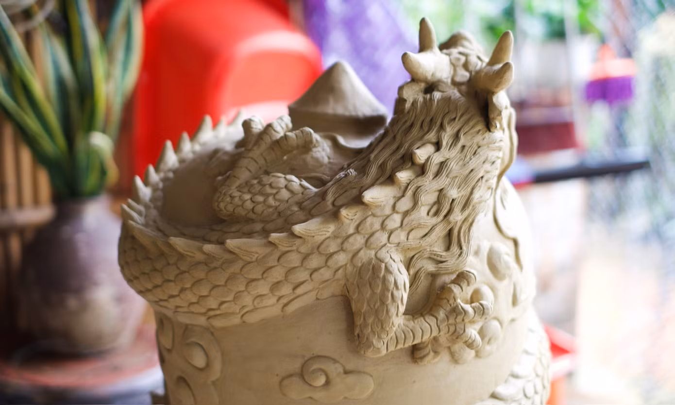 “Năm nay làng có 4 hộ tham gia chế tác linh vật rồng, mỗi cặp rồng đều có nét đẹp riêng. Tác phẩm tôi chế tác là linh vật rồng quấn quanh bùng binh. Rồng là linh vật thiêng liêng, còn bùng binh (heo đất) là truyền thống, nét đẹp lâu đời gắn với làng gốm, nó có ý nghĩa như một năm rồng đầy ấp ấm no, tiền tài đong đầy”, anh Nhật cho biết.