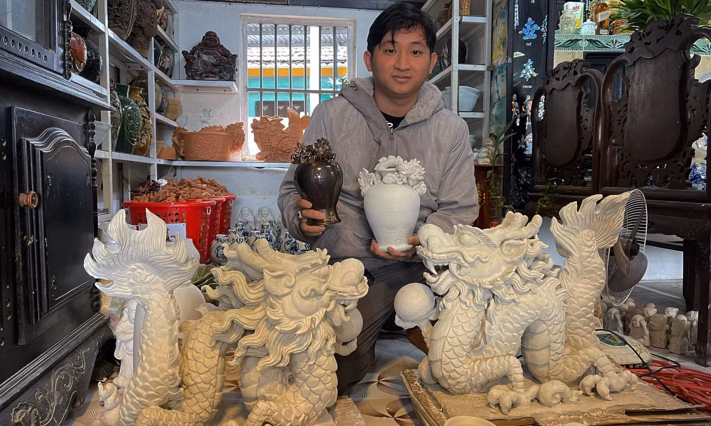 Là một trong 4 hộ tham gia chế tác linh vật rồng, anh Nguyễn Viết Lâm (27 tuổi) đặt nhiều tâm huyết vào cặp rồng thời nhà Nguyễn mà mình đảm nhận. “Trước khi làm mình phải tìm hiểu, nghiên cứu kỹ nguyên bản của con rồng thời Nguyễn. Cặp rồng này hoàn thiện phải mất khoảng 1 tháng, chia ra làm 6 công đoạn. Mỗi công đoạn luôn cần sự chỉn chu, tỉ mỉ từng chút một”, anh Lâm chia sẻ.