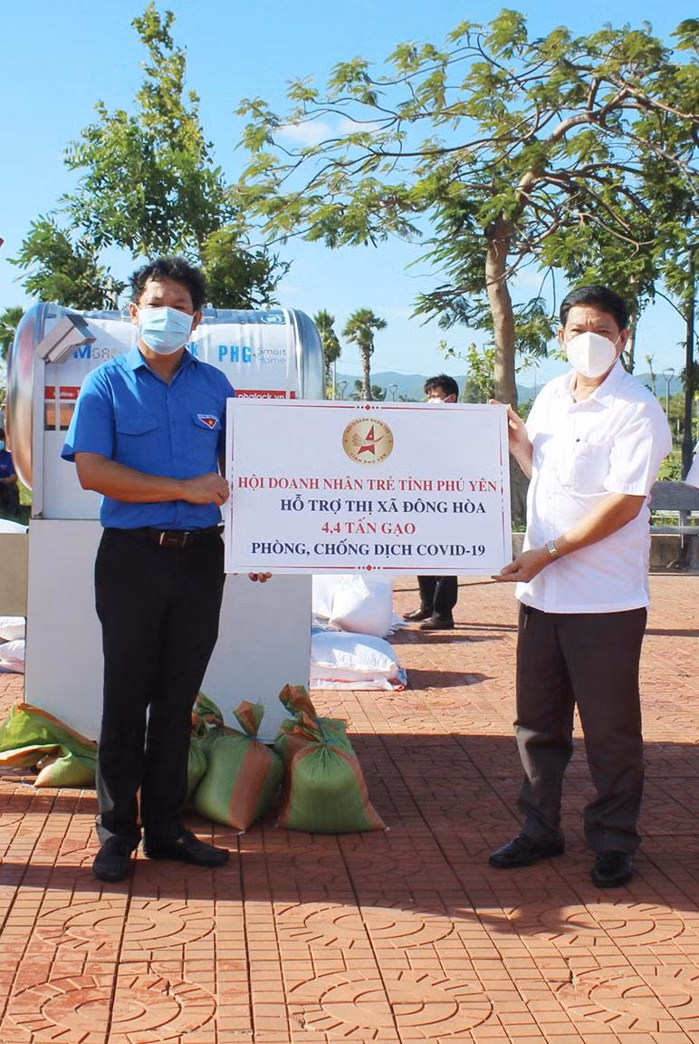 Dịp này, Hội Doanh nhân trẻ Việt Nam, Hội Doanh nhân trẻ Phú Yên đã đóng góp 6,6 tấn gạo để cây ATM gạo hoạt động - Ảnh: Văn Tài