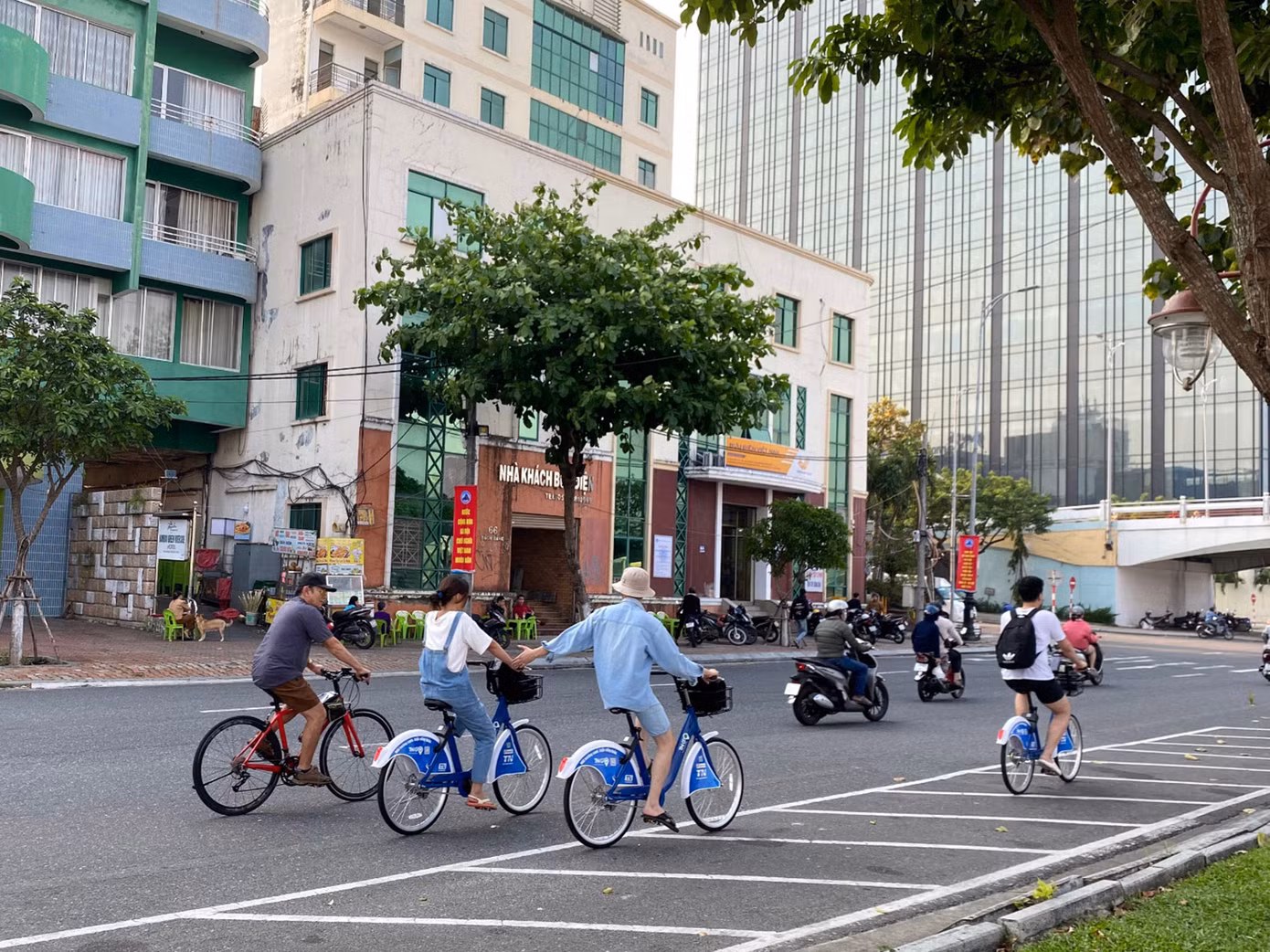 Cứ khoảng 5 giờ chiều, khi tiết trời đã dịu, các bạn trẻ sử dụng xe đạp công cộng dạo quanh các con đường, ngắm “thành phố đáng sống” để thư giãn sau một ngày dài học tập, làm việc.
