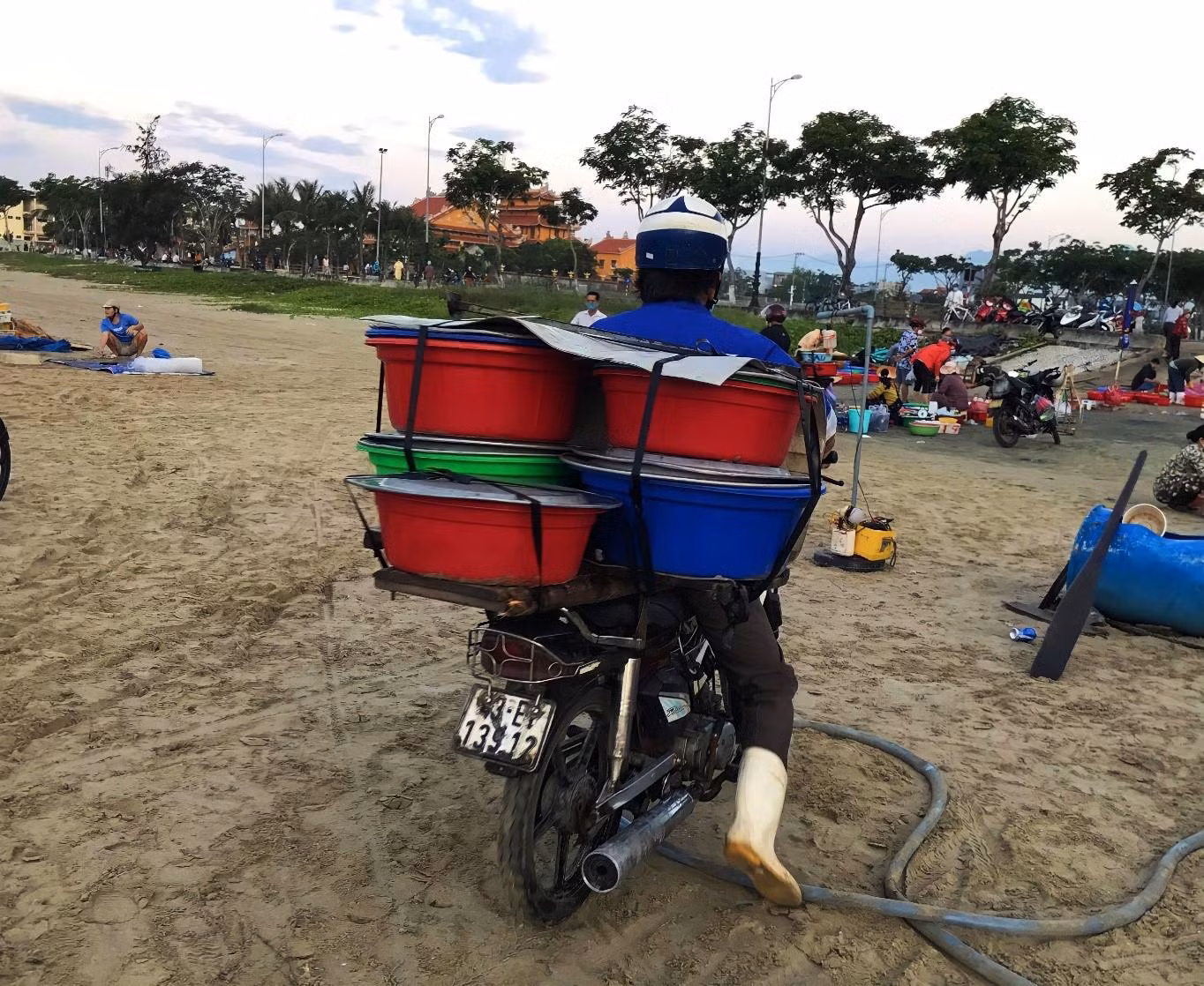 Xe chở hải sản vội vã rời đi, di chuyển về các chợ khác trên địa bàn thành phố. Ảnh: Thu Hương