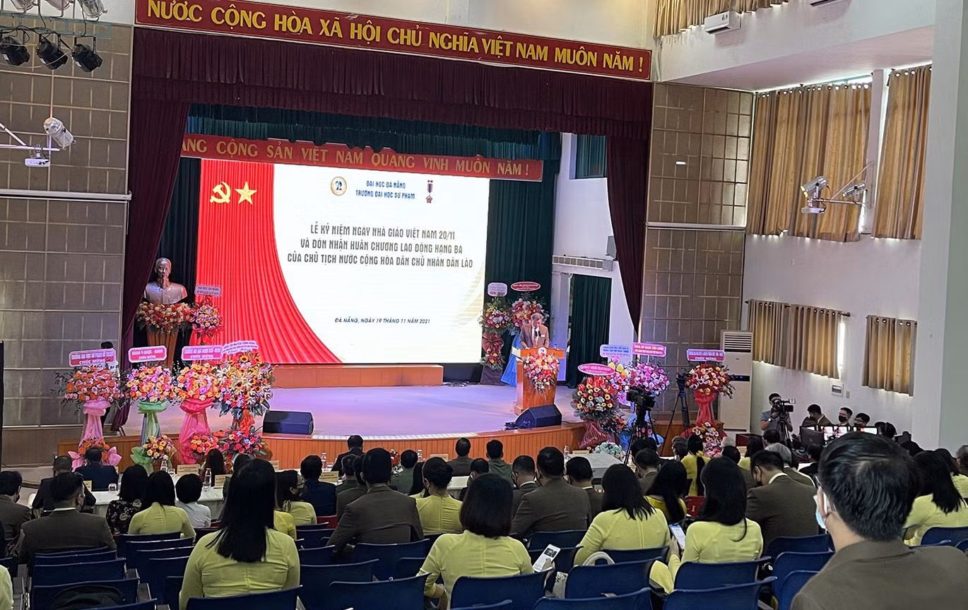 Buổi lễ mừng ngày Nhà giáo của trường ĐH Sư phạm (ĐH Đà Nẵng) được tổ chức trực tiếp sáng 19/11 với quy mô hạn chế nhưng vẫn trang nghiêm đầy cảm xúc Buổi lễ mừng ngày Nhà giáo của trường ĐH Sư phạm (ĐH Đà Nẵng) được tổ chức trực tiếp sáng 19/11 với quy mô hạn chế nhưng vẫn trang nghiêm đầy cảm xúc