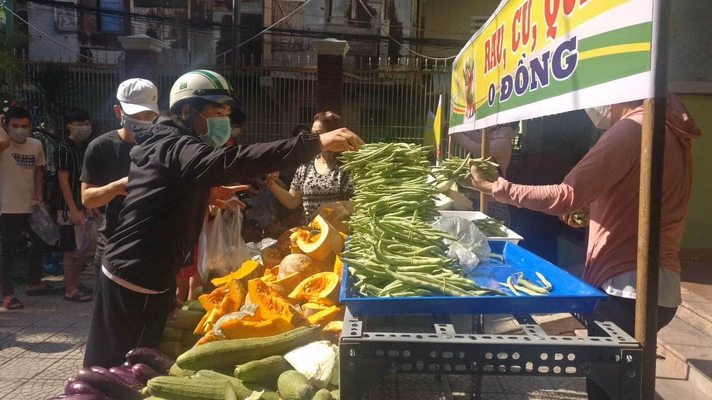 Chị Nguyễn Thị Lan Hương - Chủ tịch Ủy ban MTTQ Việt Nam phường Thanh Bình cho biết ngoài việc tổ chức phiên chợ, mọi người cũng hỗ trợ thêm nhiều suất cho các hộ nghèo, người mất sức lao động, người già neo đơn. Khi phát xong cho các em sinh viên ở đây, các chị sẽ đem các suất thực phẩm đến nhà và trao tận tay cho các cụ già neo đơn - ảnh Tài Anh Hà