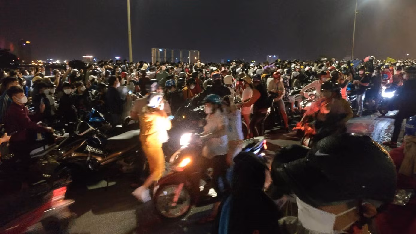 Từ tối 12/2, hàng ngàn người dân Đà Nẵng và các tỉnh lân cận Quảng Nam, Thừa Thiên - Huế và khách du lịch đã tập trung để xem cầu Rồng phun lửa, phun nước trở lại sau thời gian dài tạm dừng vì dịch COVID-19 - ảnh Kim Ngân