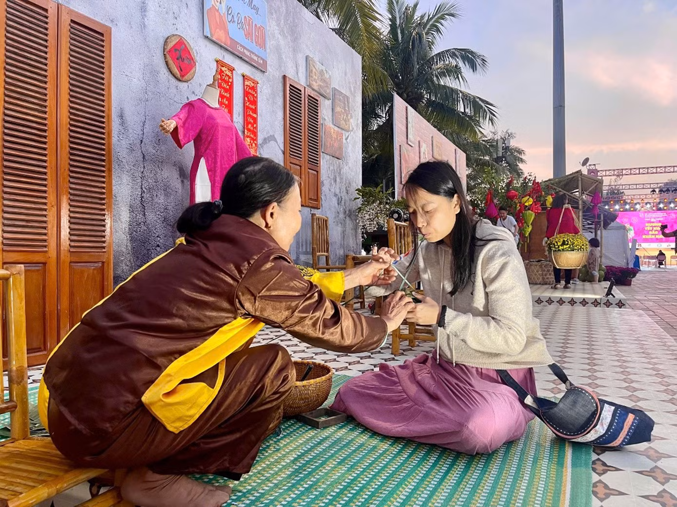 Chứng kiến và trải nghiệm cách làm bánh chưng, bánh tét - món ăn truyền thống không thể thiếu của Tết Việt. Ảnh: Ngọc Thắm.