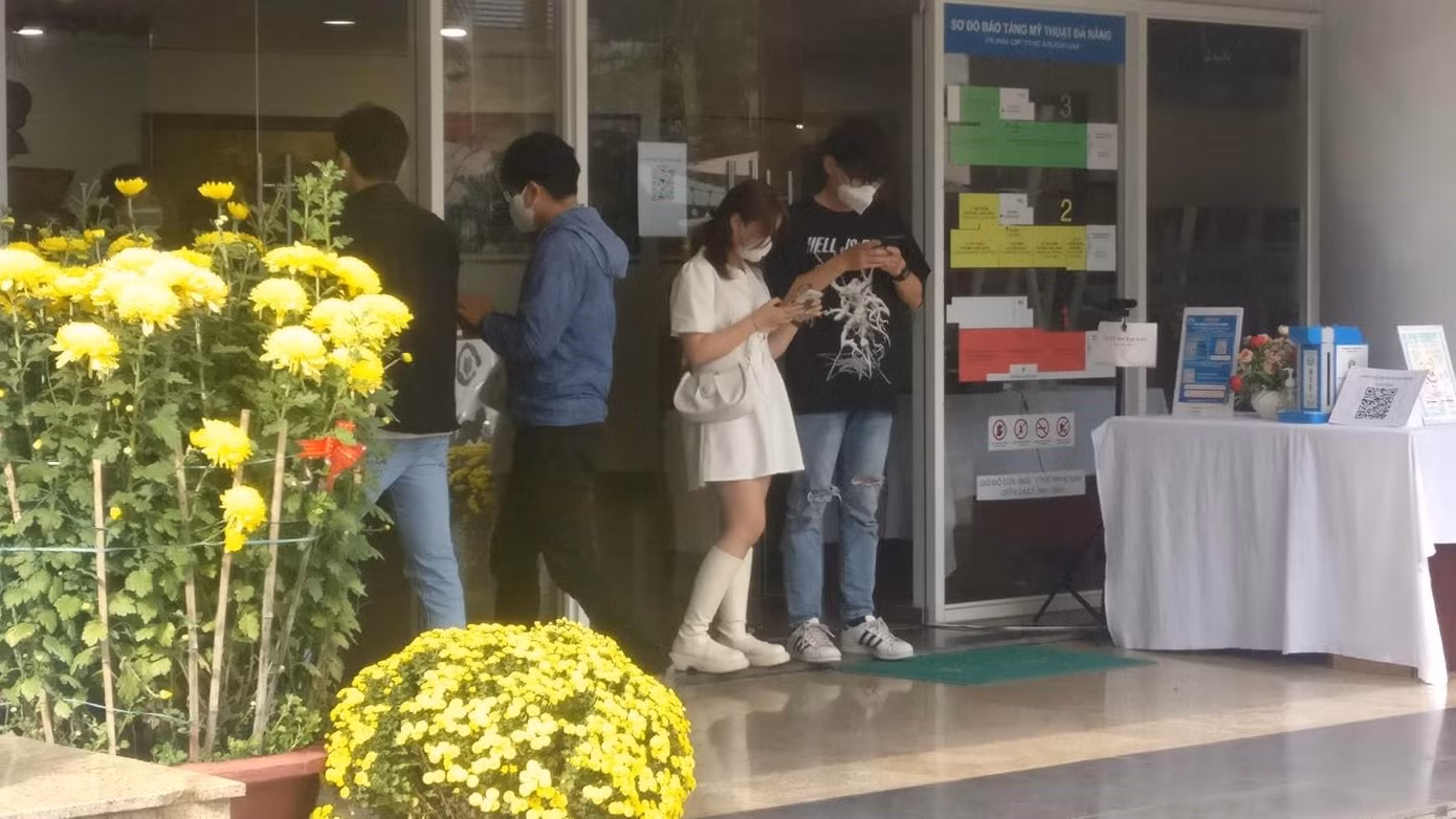 Bảo tàng Mỹ thuật Đà Nẵng trên đường Lê Duẩn đã khá nhộn nhịp trở lại - ảnh Kim Ngân