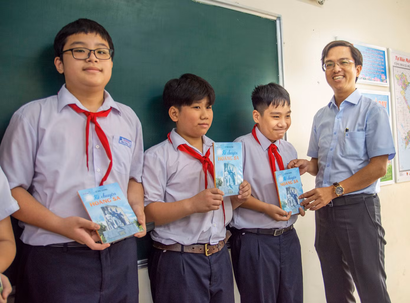 Tặng sách về Hoàng Sa cho các em học sinh trường THCS Nguyễn Huệ, TP. Đà Nẵng