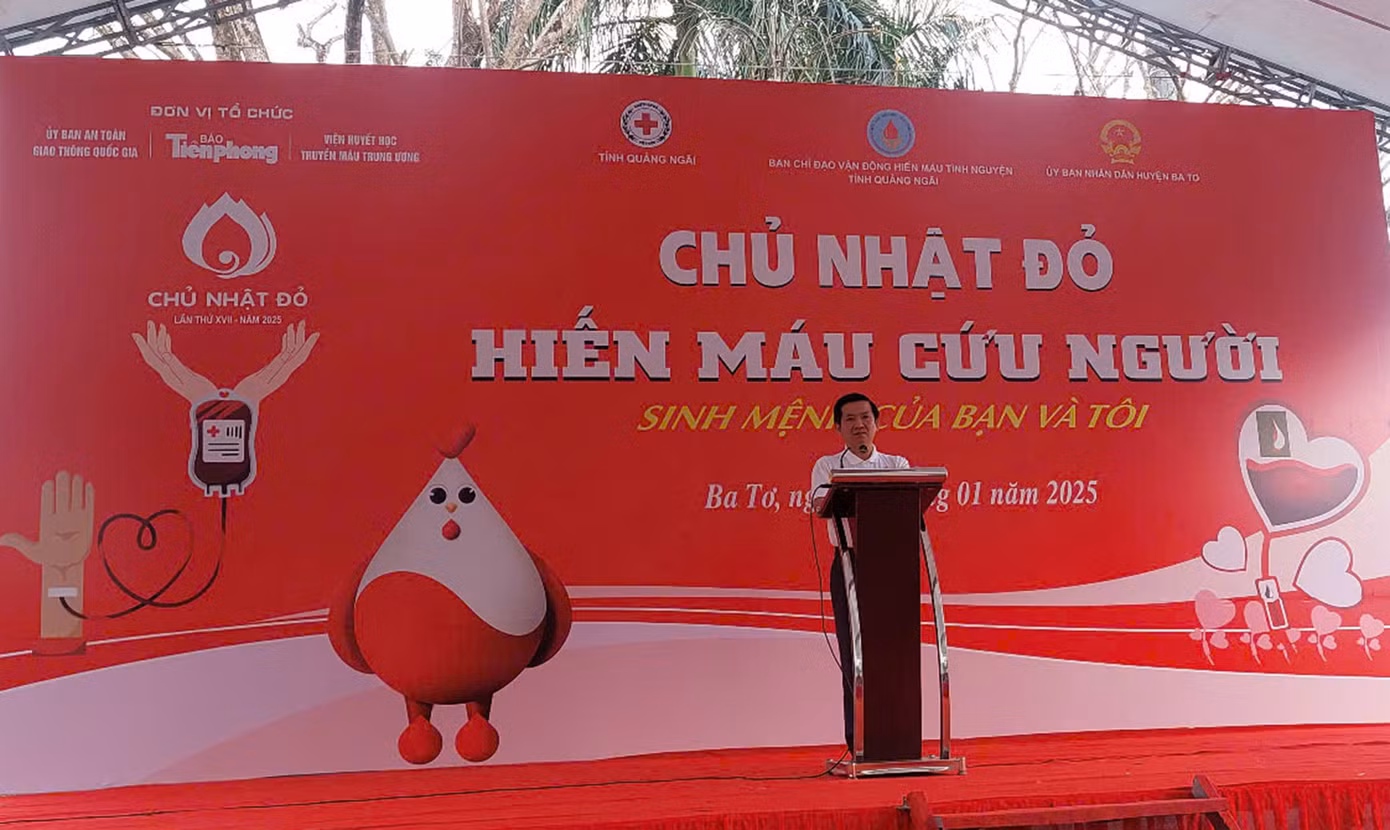 Ông Phạm Ngọc Thành - Chủ tịch Hội Chữ thập đỏ tỉnh, Phó Trưởng ban Chỉ đạo VĐHMTN tỉnh Quảng Ngãi phát biểu khai mạc Ngày hội