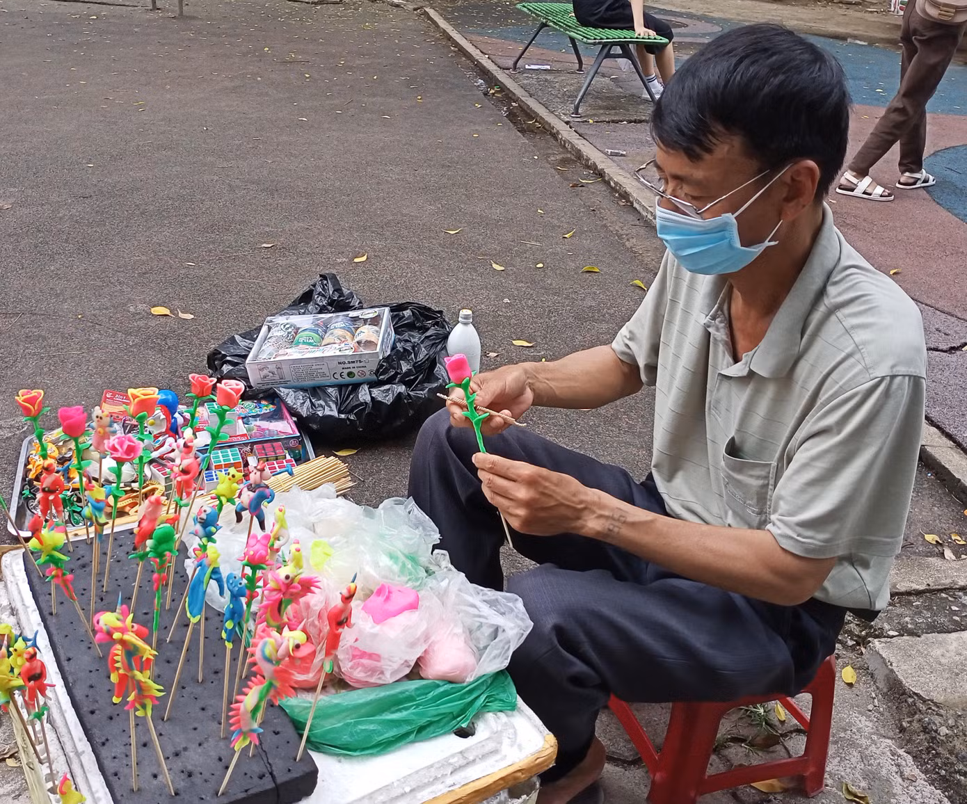 Nghệ nhân Nguyễn Văn Kính thường bắt đầu ngày làm việc của mình từ 8 giờ sáng đến 11h trưa, buổi chiều từ 15 giờ đến 18 giờ. Những ngày cuối tuần ông kết thúc công việc của mình vào 21 giờ, muộn hơn so với ngày thường