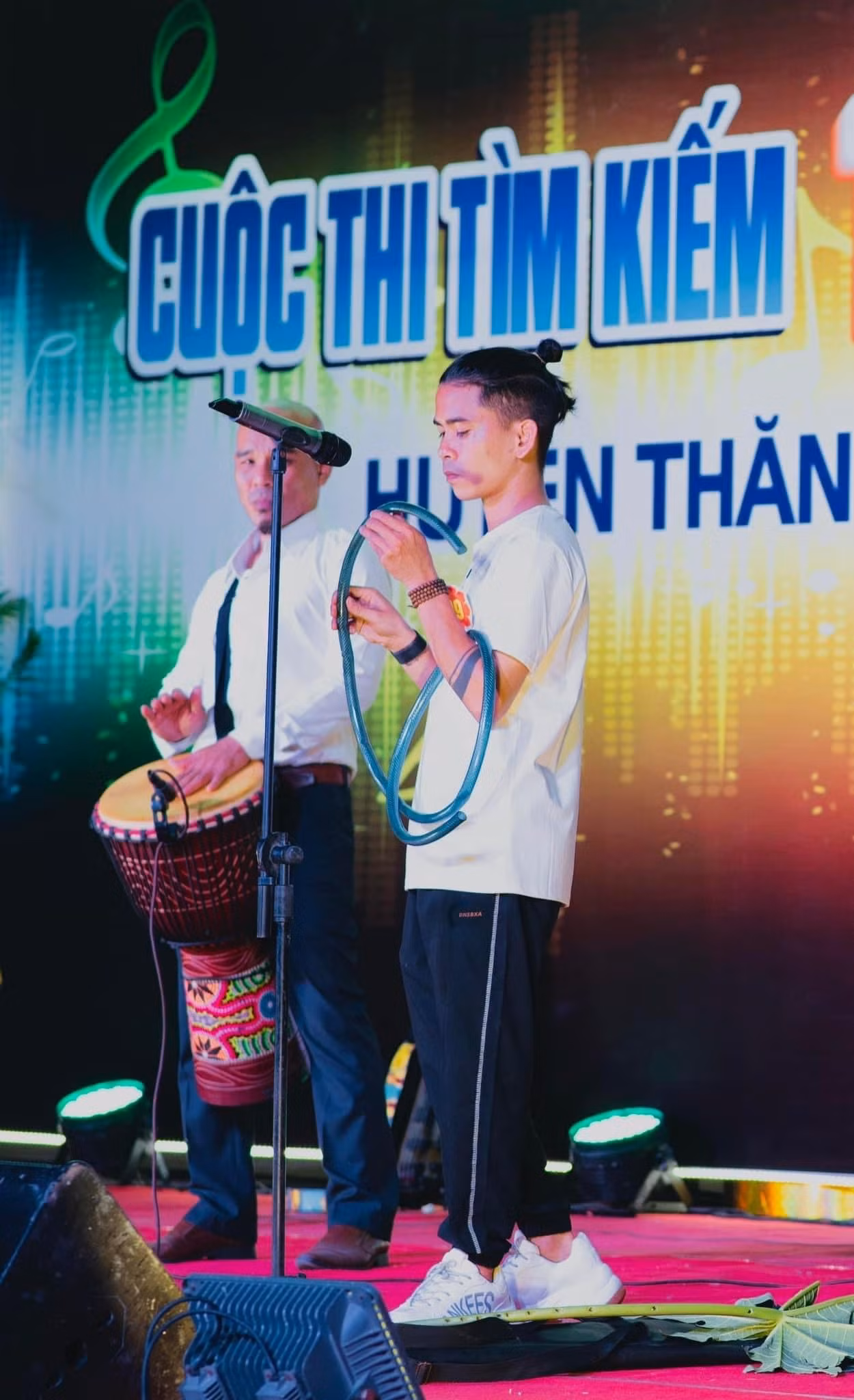 Năm 2017, Tý Quậy trong một lần đi bán kẹo kéo đã biểu diễn ca khúc Despacito phiên bản thổi sáo bằng dây ống nước, được mọi người yêu thích. Ảnh: NVCC.