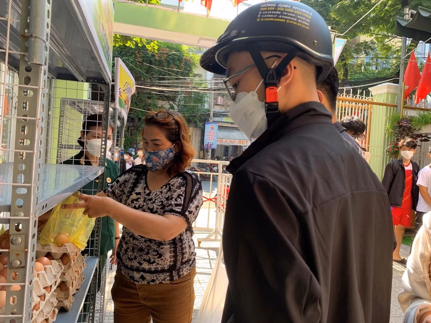 Hình ảnh tại phiên chợ khiến ai cũng ấm lòng - ảnh Kim Ngân